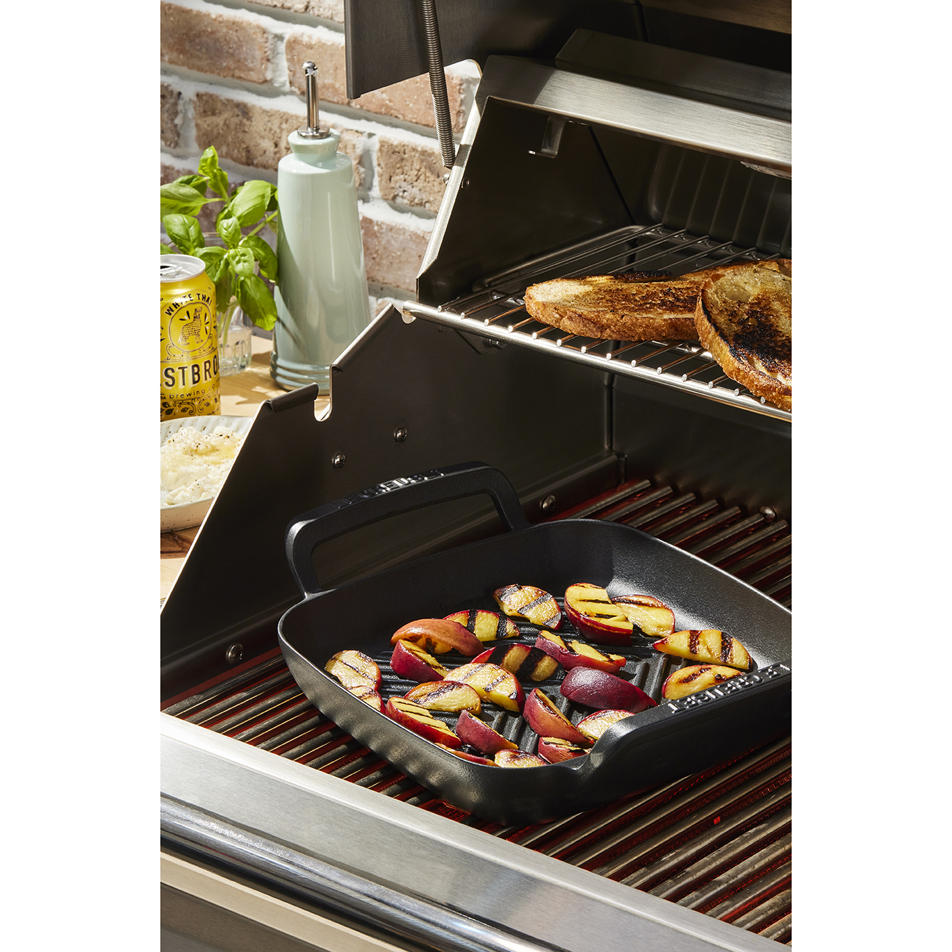 le-creuset-bbq-outdoor-grillpan-sfeer-3.jpg