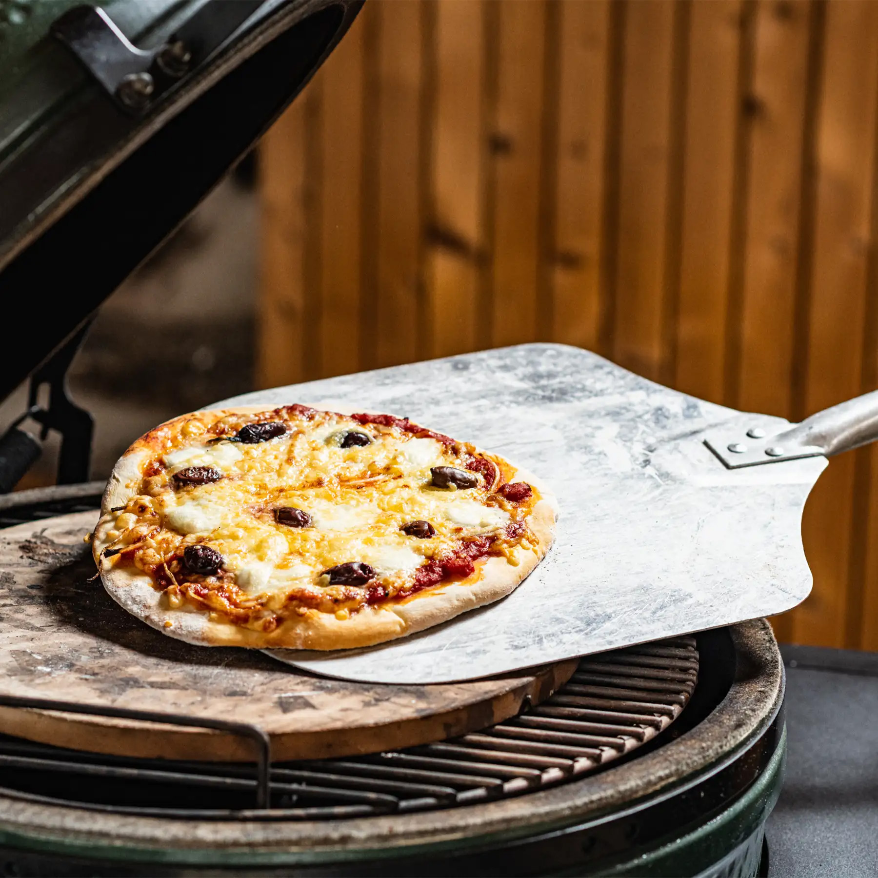 big-green-egg-pizza-peel-sfeer-1.jpg