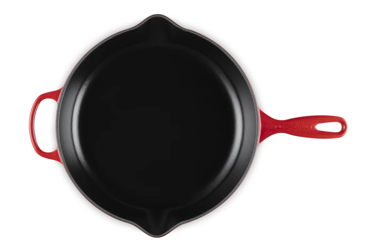 le-creuset-signature-skillet-30cm-kersenrood3.jpg