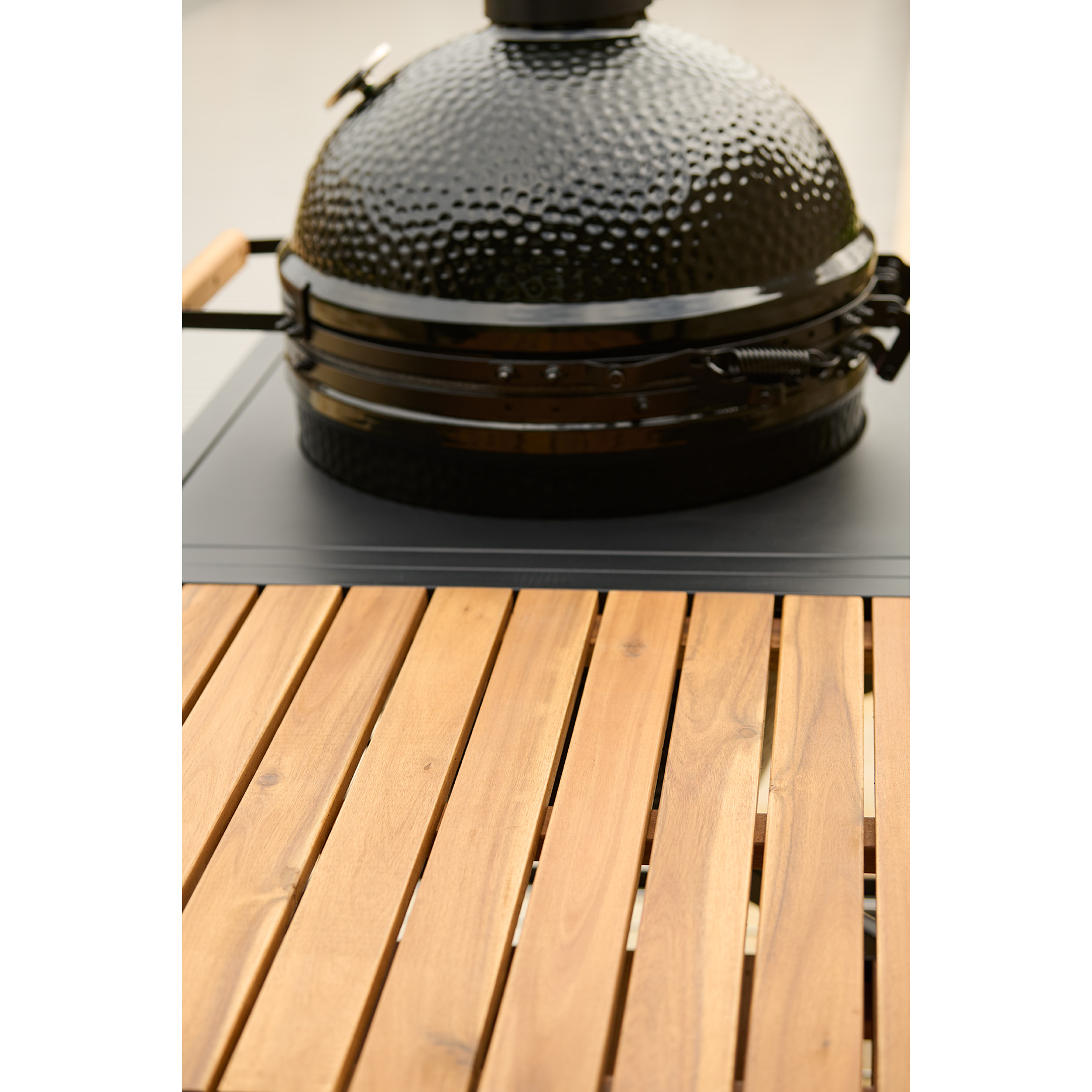 big-green-egg-the-onyx-large-outdoor-kitchen-sfeer.jpg