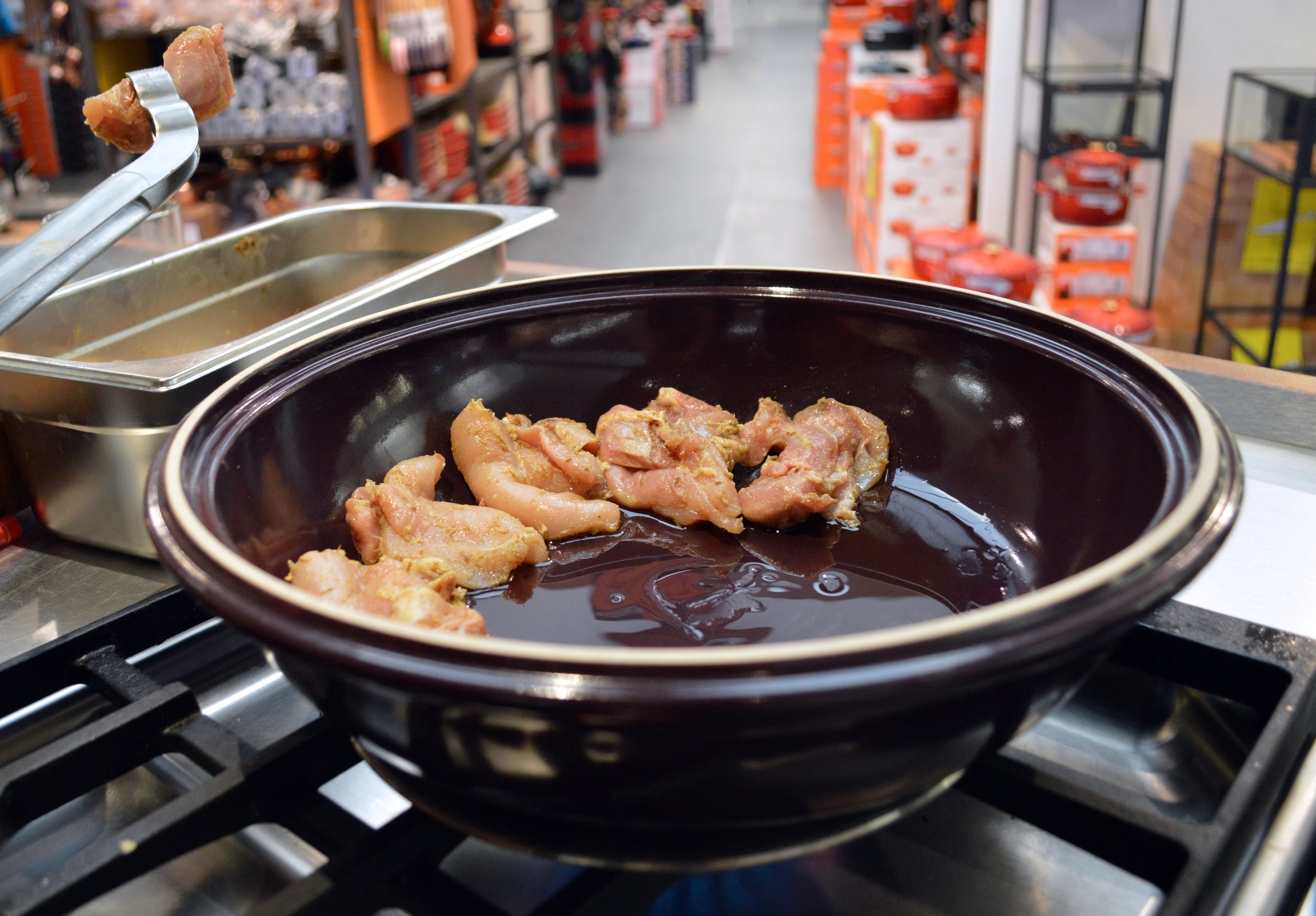 Hoe gebruik je een tajine   recept   kip aanbraden