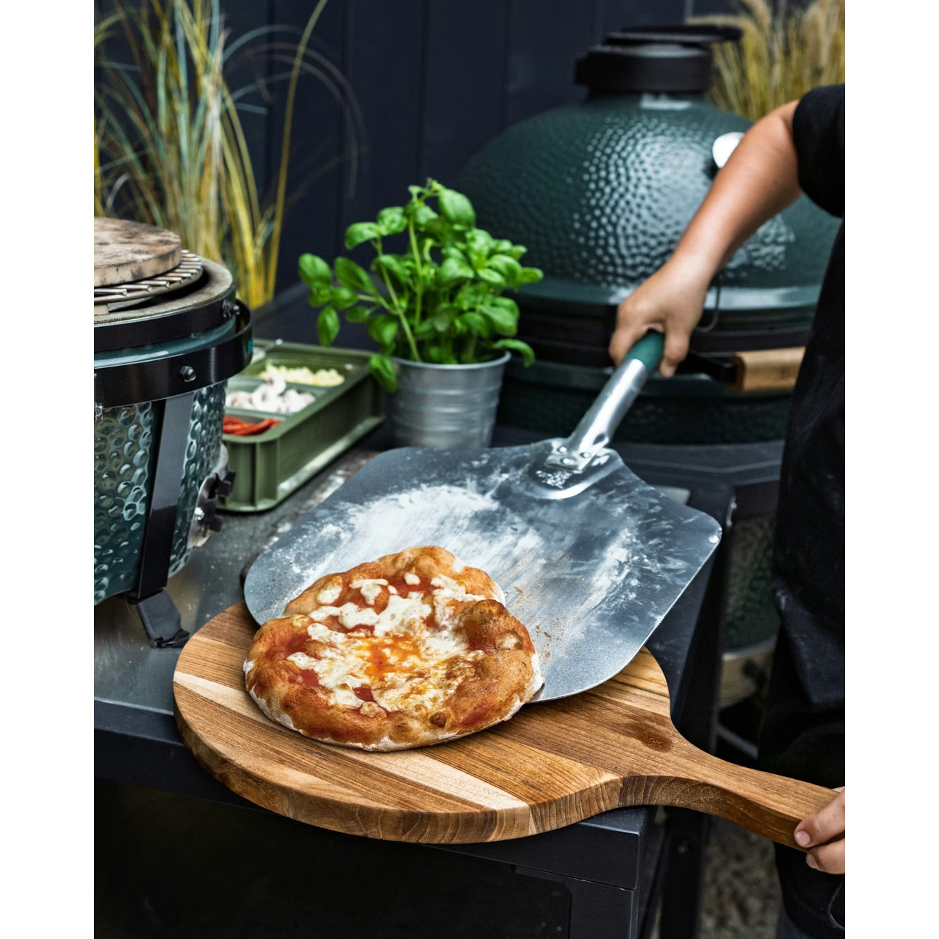 big-green-egg-pizza-peel-sfeer.jpg