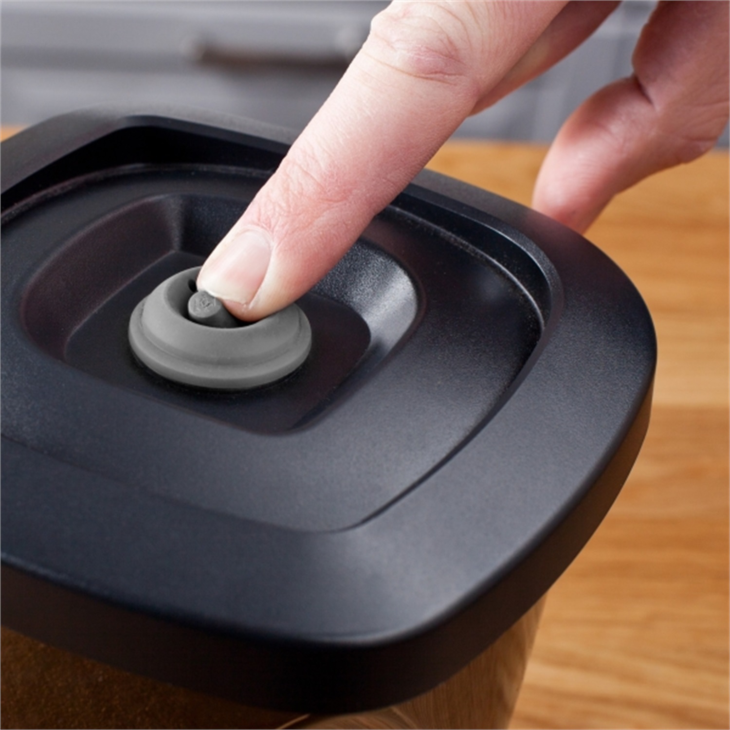 vacuvin-coffee-saver-koffievoorraadbus-met-vacuumpomp-13l