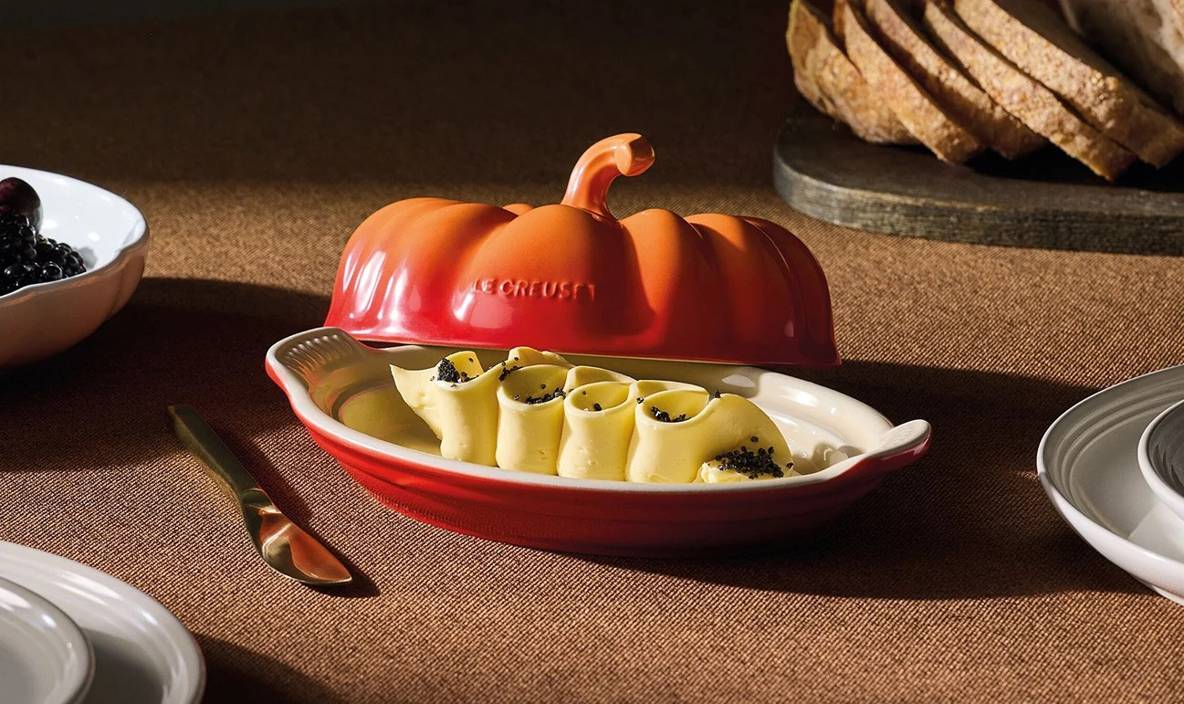le-creuset-stoneware-botervloot-pompoen-oranjerood6.jpg