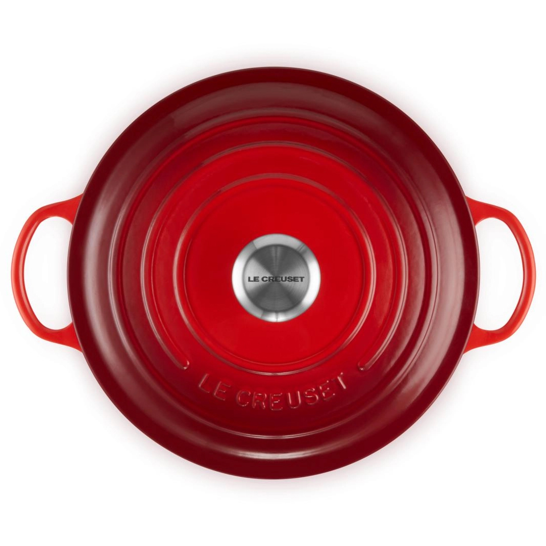 le-creuset-signature-marmite-braadpan-met-zwart-email-28cm-kersenrood