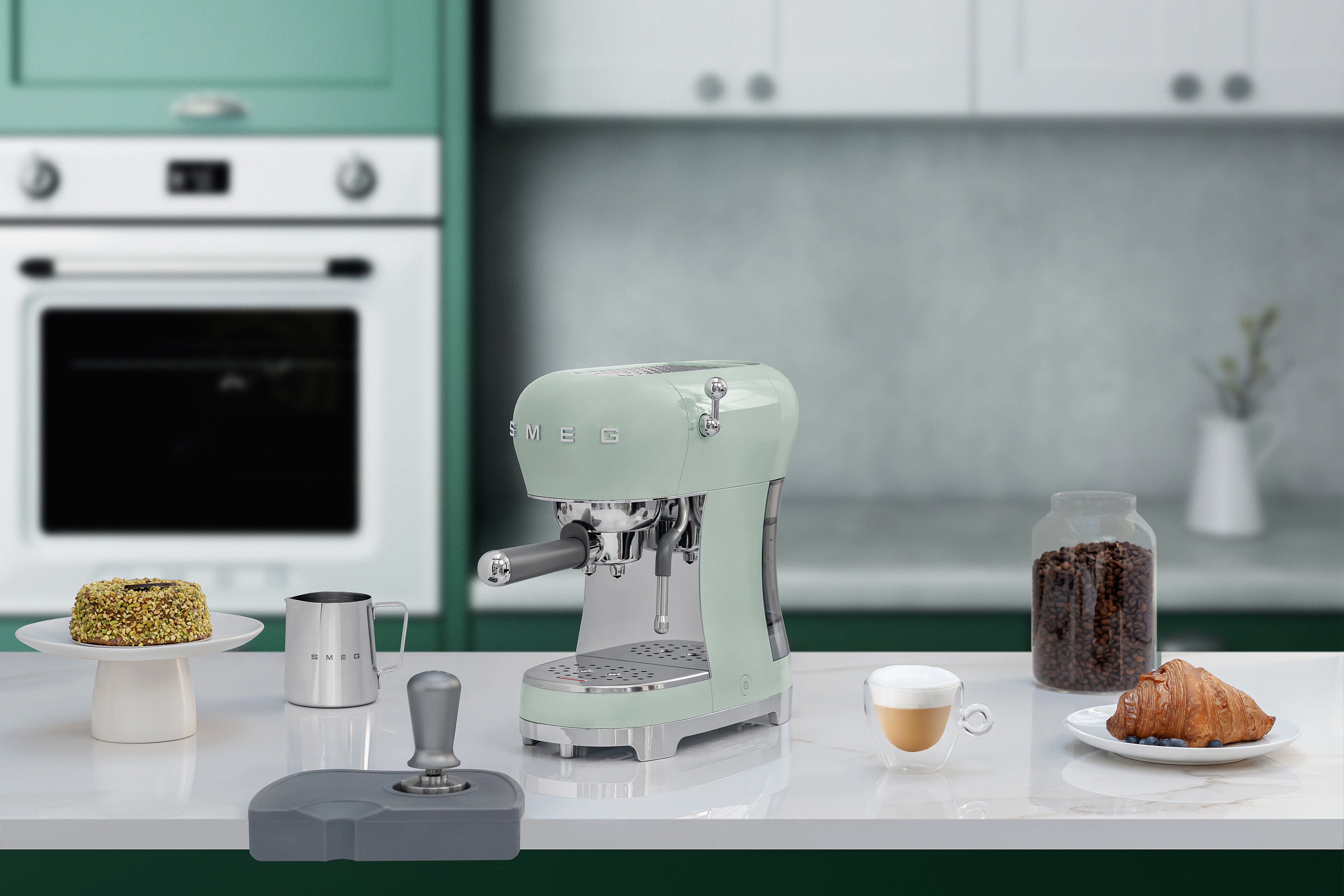 smeg-espressomachine-ecf02pgeu-watergroen