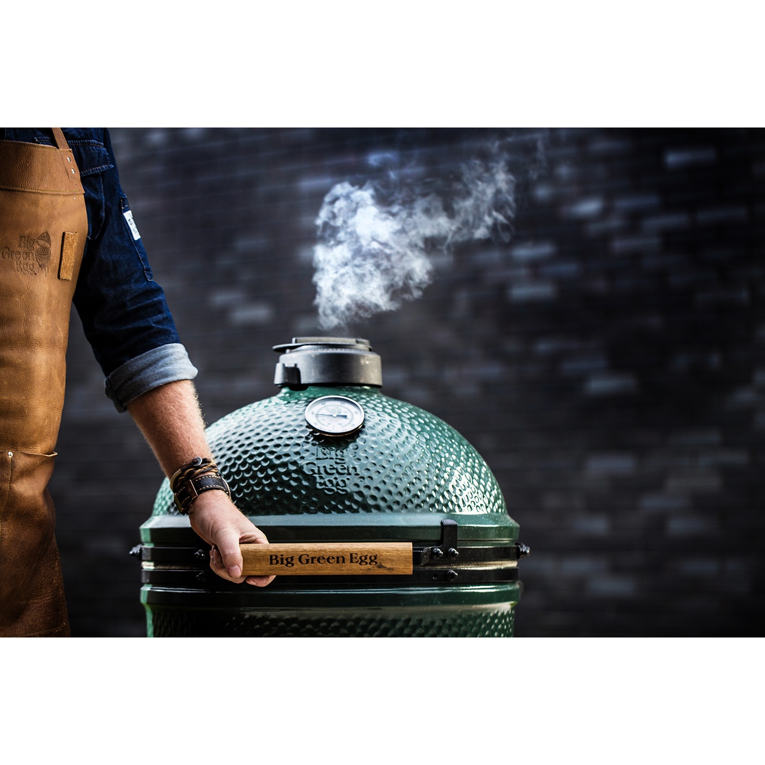 big-green-egg-medium-houtskoolbarbecue-met-nest-acacia-egg-mates-en-hoes