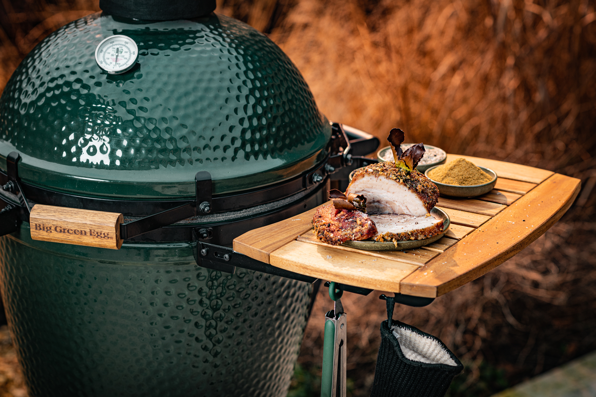 big-green-egg-medium-houtskoolbarbecue-met-integgrated-nest-handler-acacia-egg-mates-en-hoes