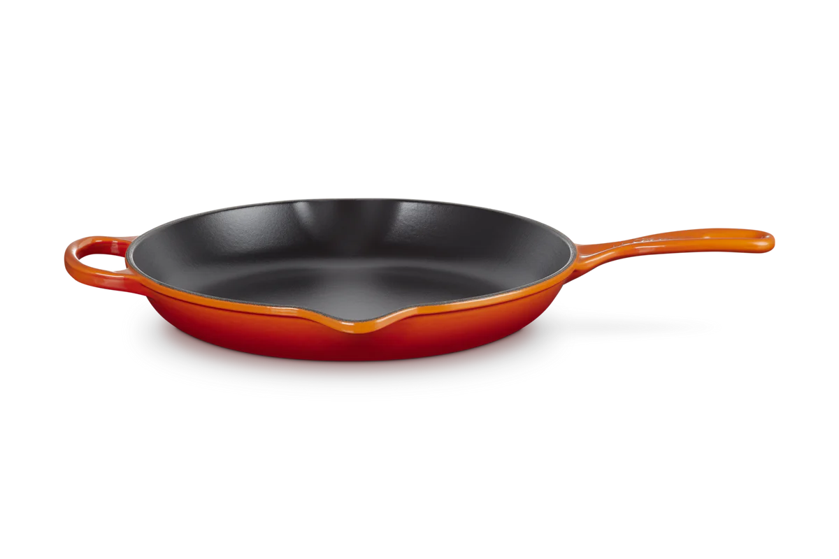 le-creuset-signature-skillet-30cm-oranjerood2.jpg
