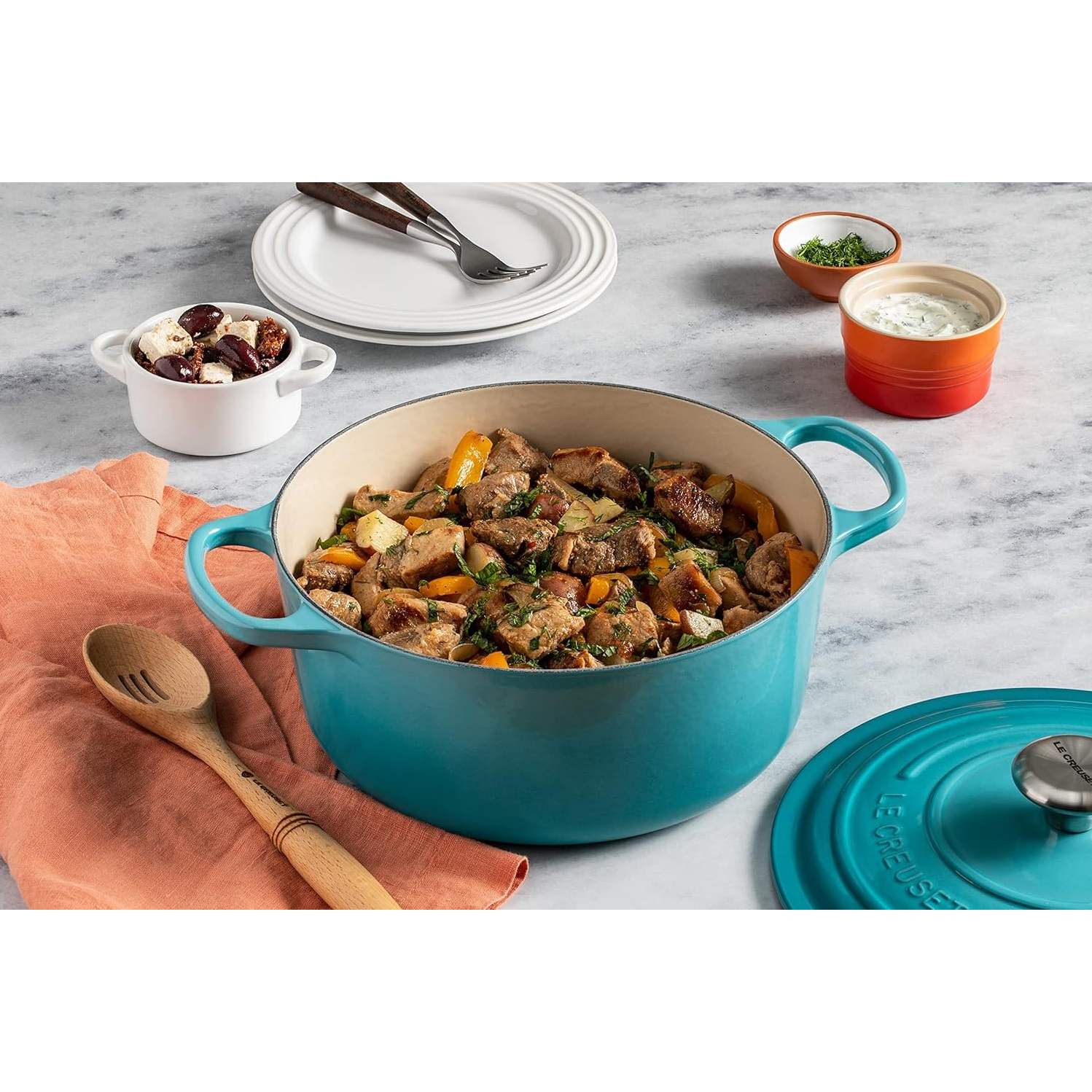 le-creuset-signature-braadpan-28cm-caribbean-blue-sfeer-1.jpg