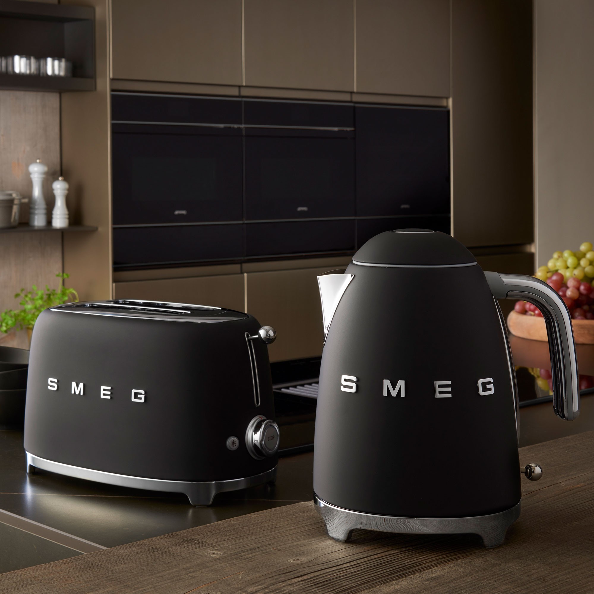 smeg-waterkoker-klf03blmeu-mat-zwart