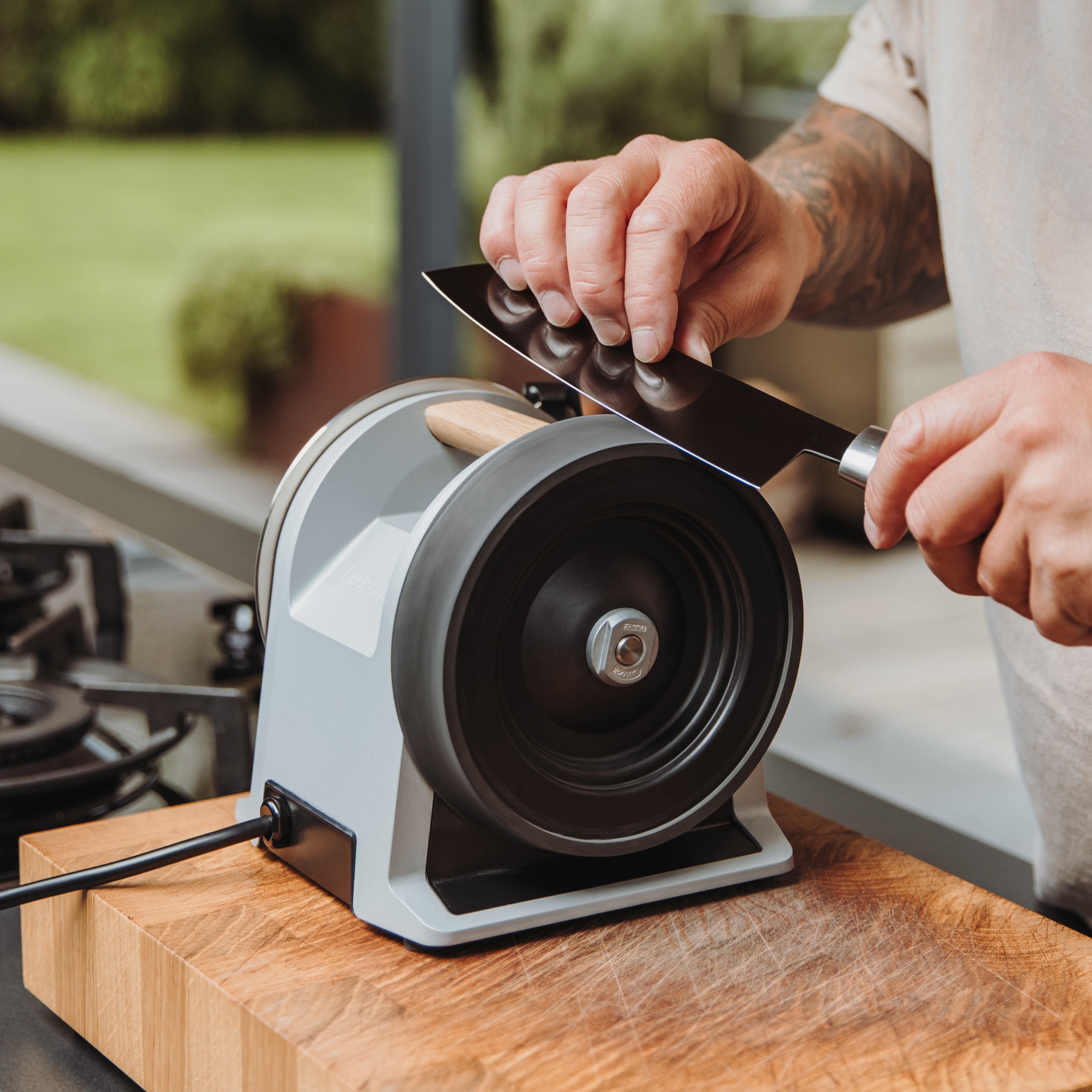 tormek_t-1_kitchen_knife_sharpener_-_outdoor_kitchen_honing_3580x3580_photo_florian_deffte.jpg