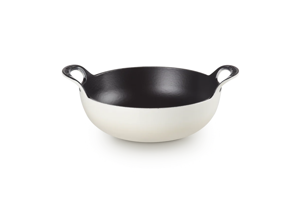 le-creuset-classic-balti-wokpan-24cm-meringue.jpg