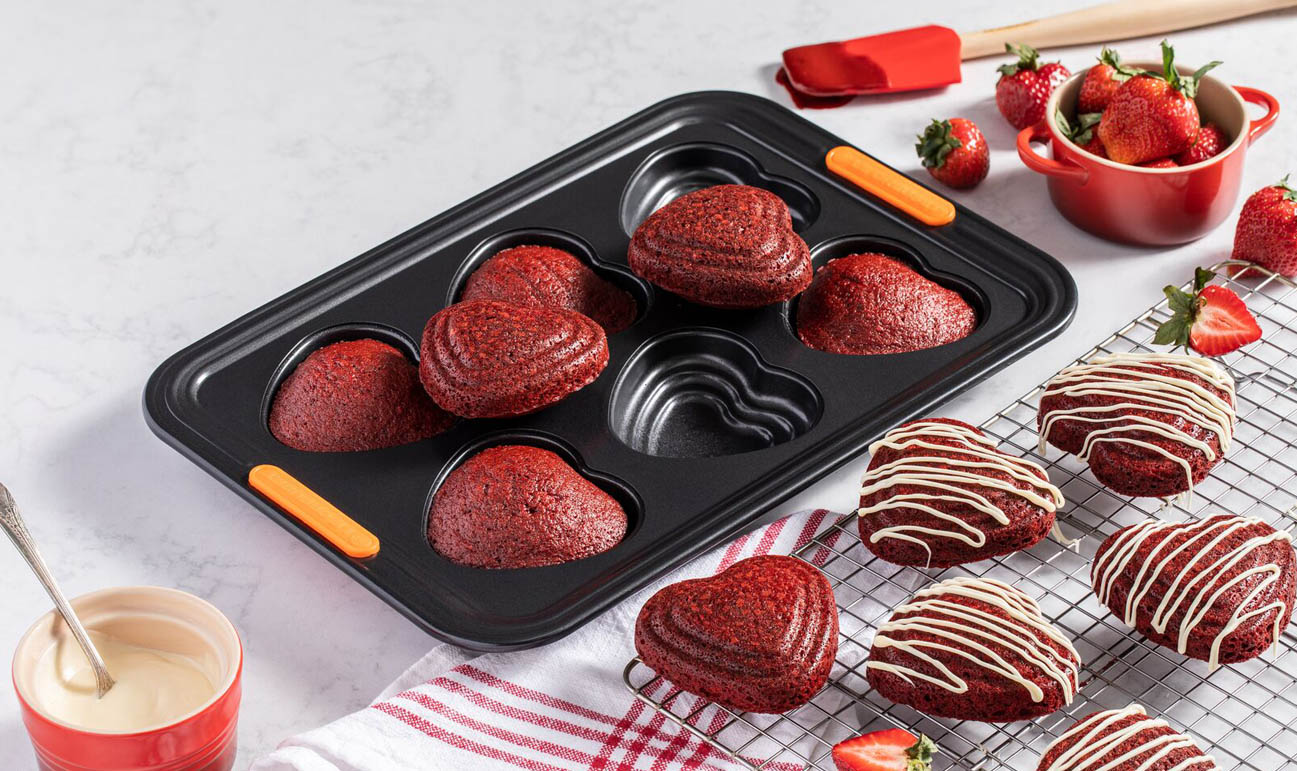 le-creuset-anti-aanbak-bakvorm-hartjes-6-vaks.jpg