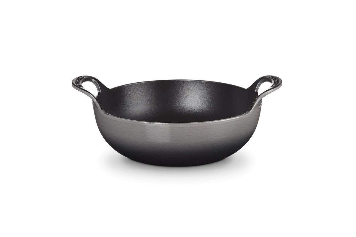 le-creuset-classic-balti-wokpan-24cm-flint.jpg