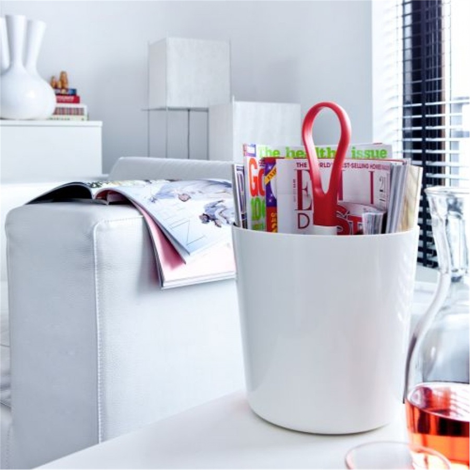 royal-vkb-magazine-vase-rood