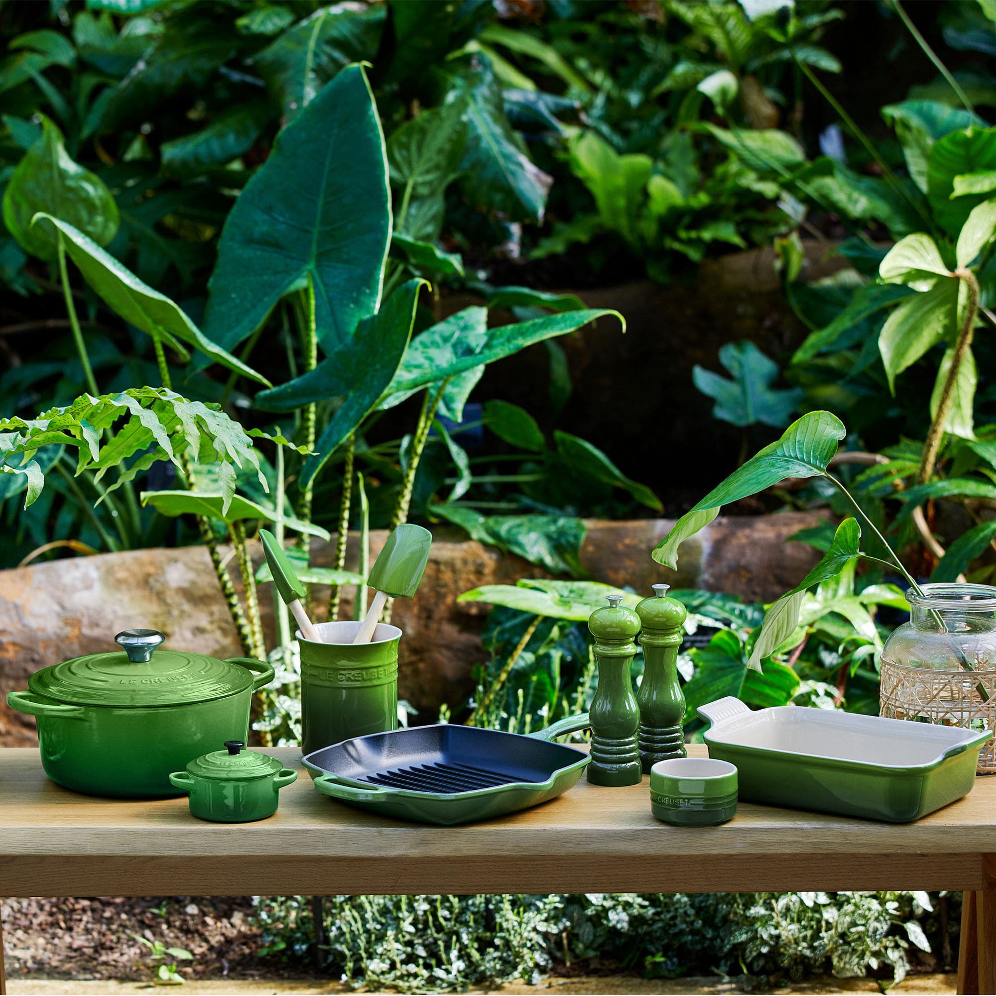 le-creuset-stoneware-pastabord-22cm-bamboo-green_5jpeg