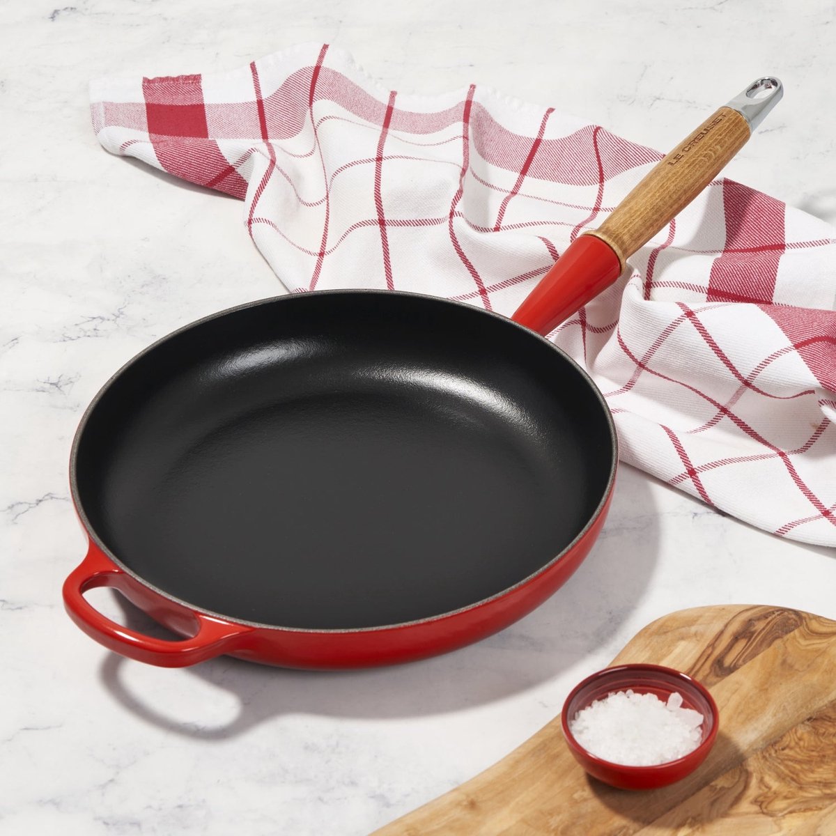 le-creuset-signature-koekenpan-met-houten-steel-24cm-kersenrood6.jpg