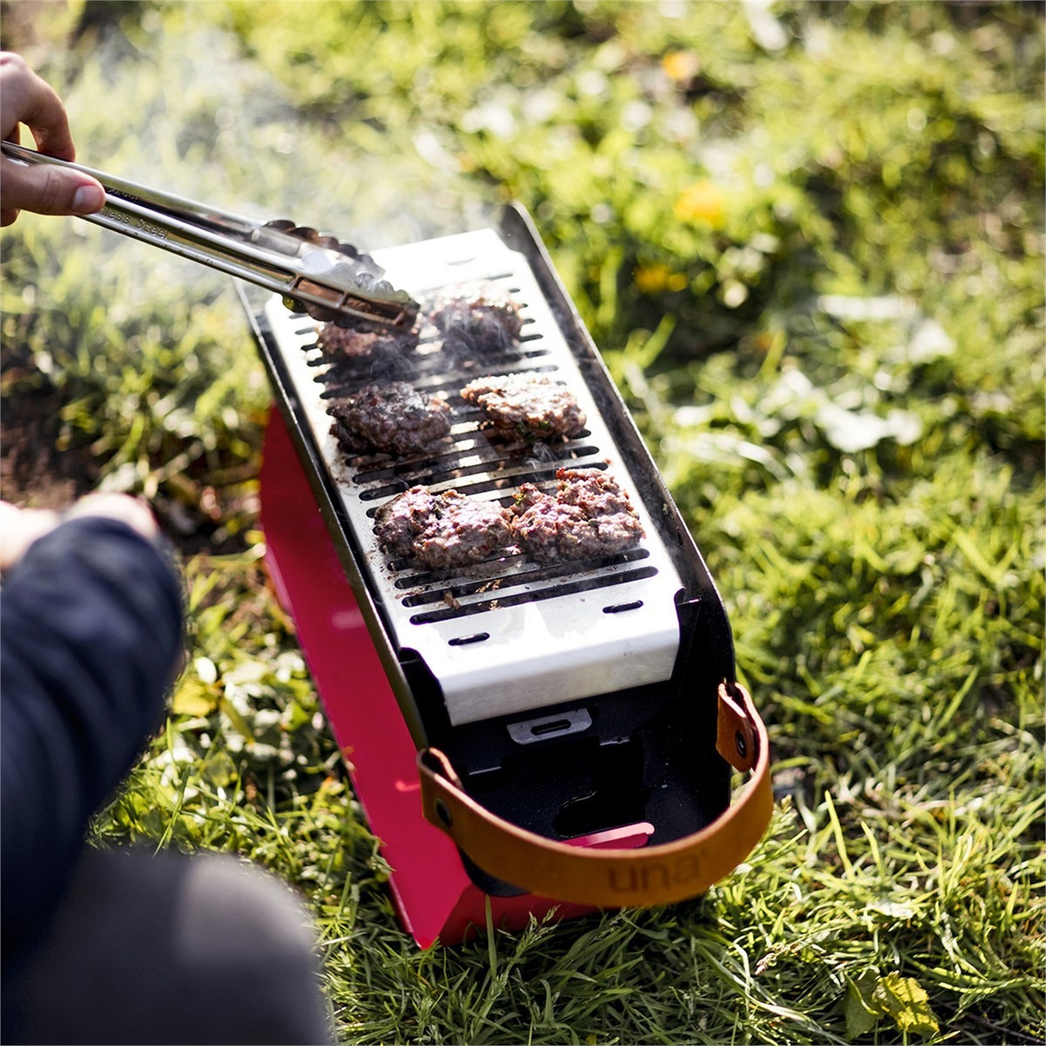 una-grill-draagbare-houtskoolbarbecue-rood