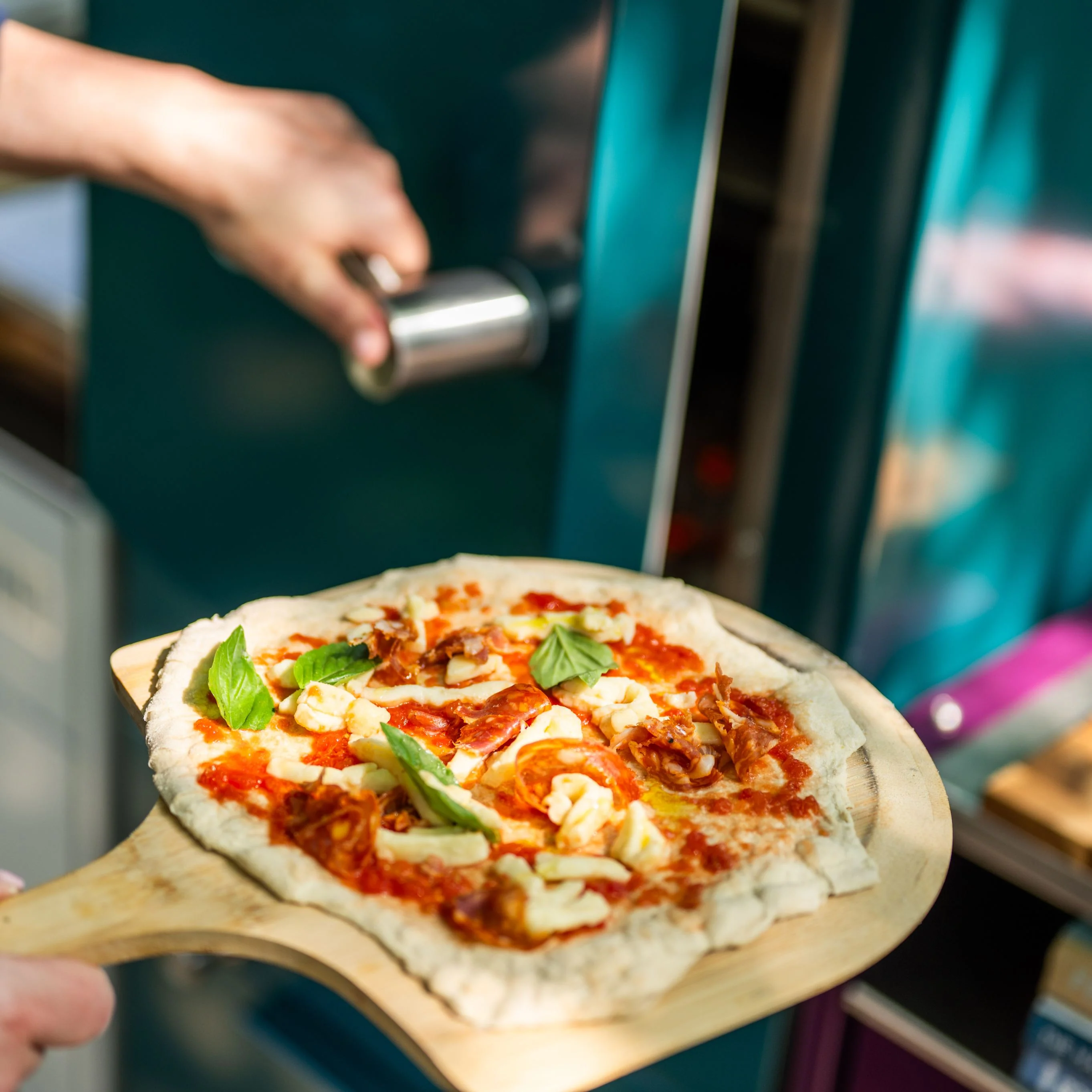 Pizza's bakken in de Charlie