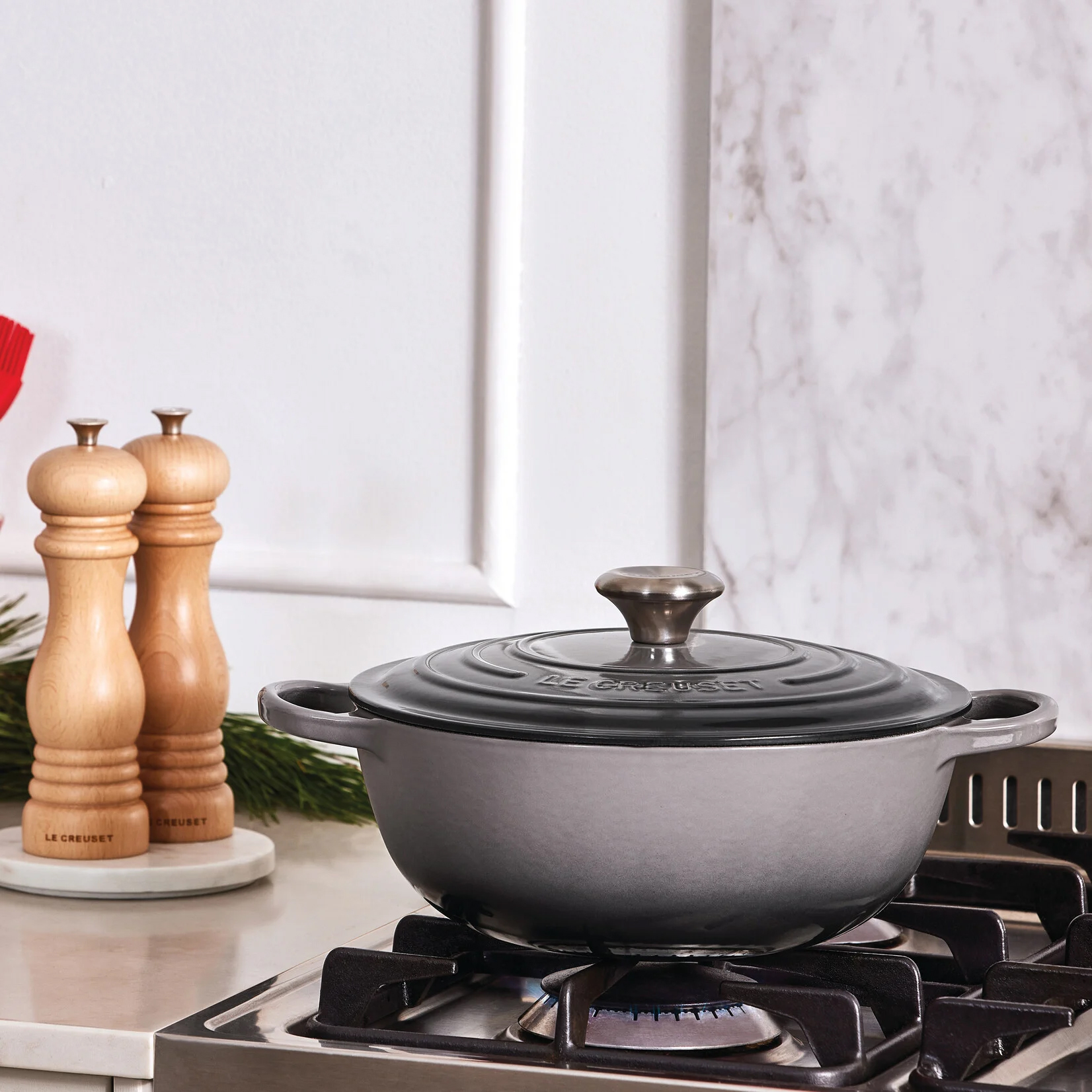 le-creuset-signature-marmite-braadpan,-26cm-flint---sfeer