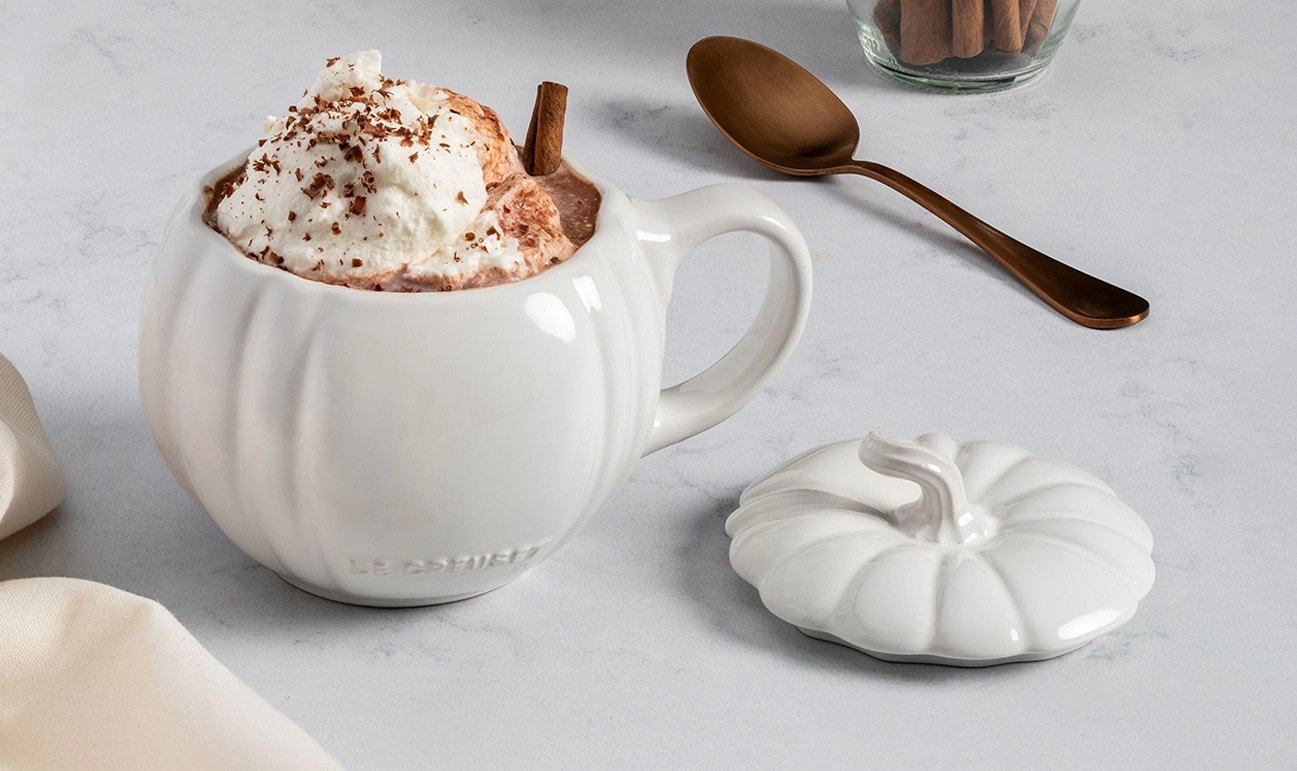 le-creuset-stoneware-mok-met-deksel-pompoen-white6.jpg