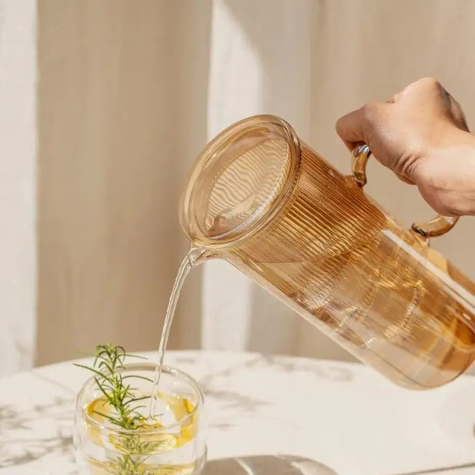 nuts-waterkaraf-met-deksel-1-2l-goud2.jpg
