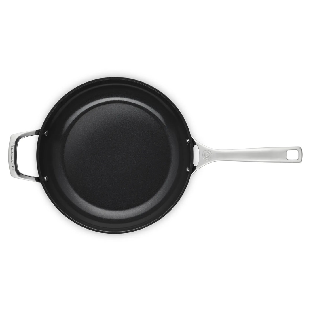 kookpunt-le-creuset-essential-non-stick-sauteerpan-1