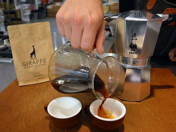 Koffiezetten met ene percolator   Drinken