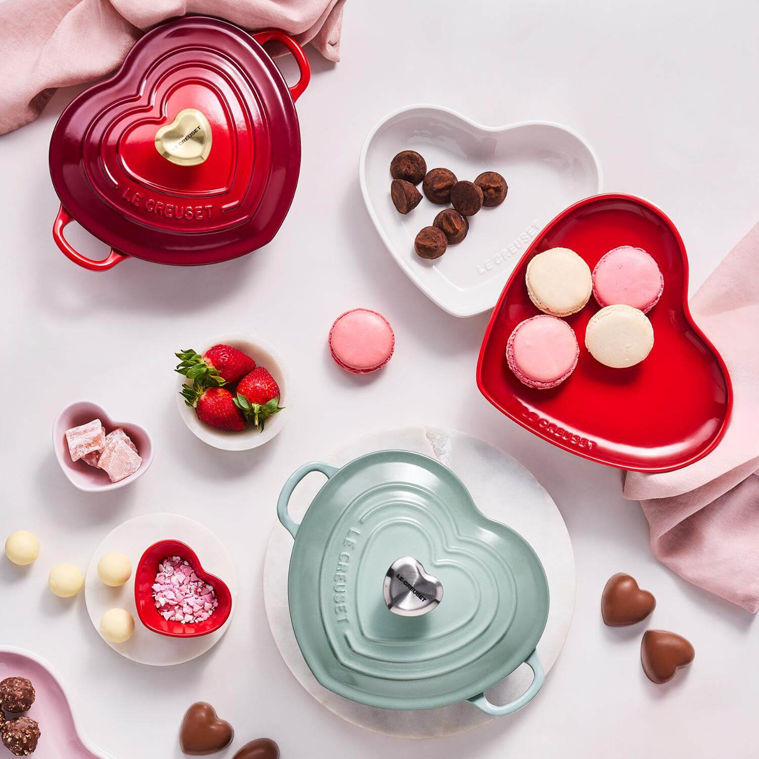 le-creuset-signature-braadpan-hart-20cm-sea-salt-cerise-sfeer.jpg