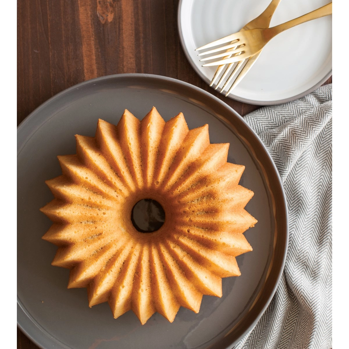 nordic-ware-brilliance-bundt-tulbandvorm-21cm-goud4.jpg