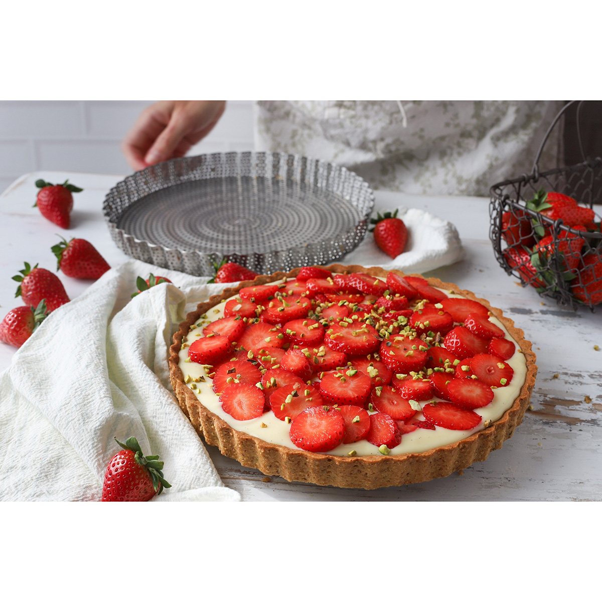 de-buyer-quichevorm-geperforeerd-met-uitneembare-bodem-28cm---sfeer-4.jpg