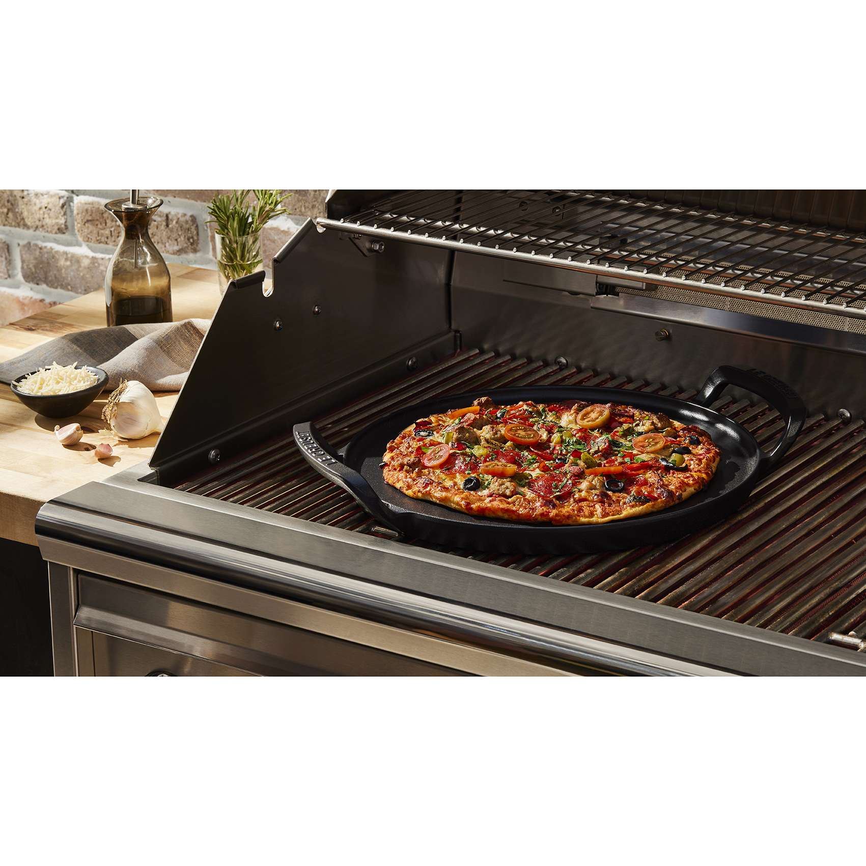 le-creuset-bbq-outdoor-pizzapan-35cm-sfeer-2.jpg