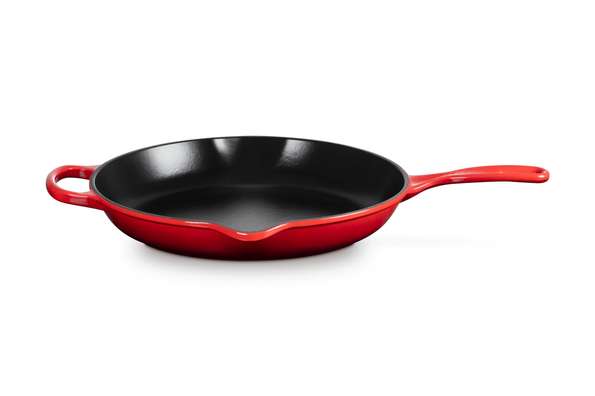 le-creuset-signature-skillet-30cm-kersenrood2.jpg