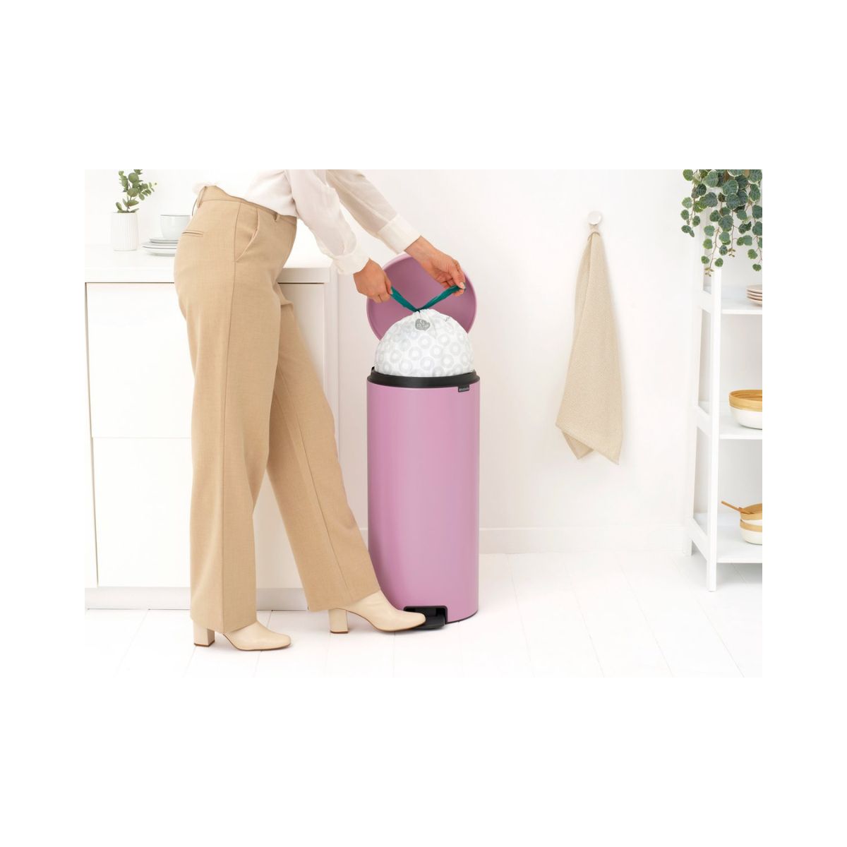 brabantia-newicon-pedaalemmer-30l-lilac-pink3.jpg