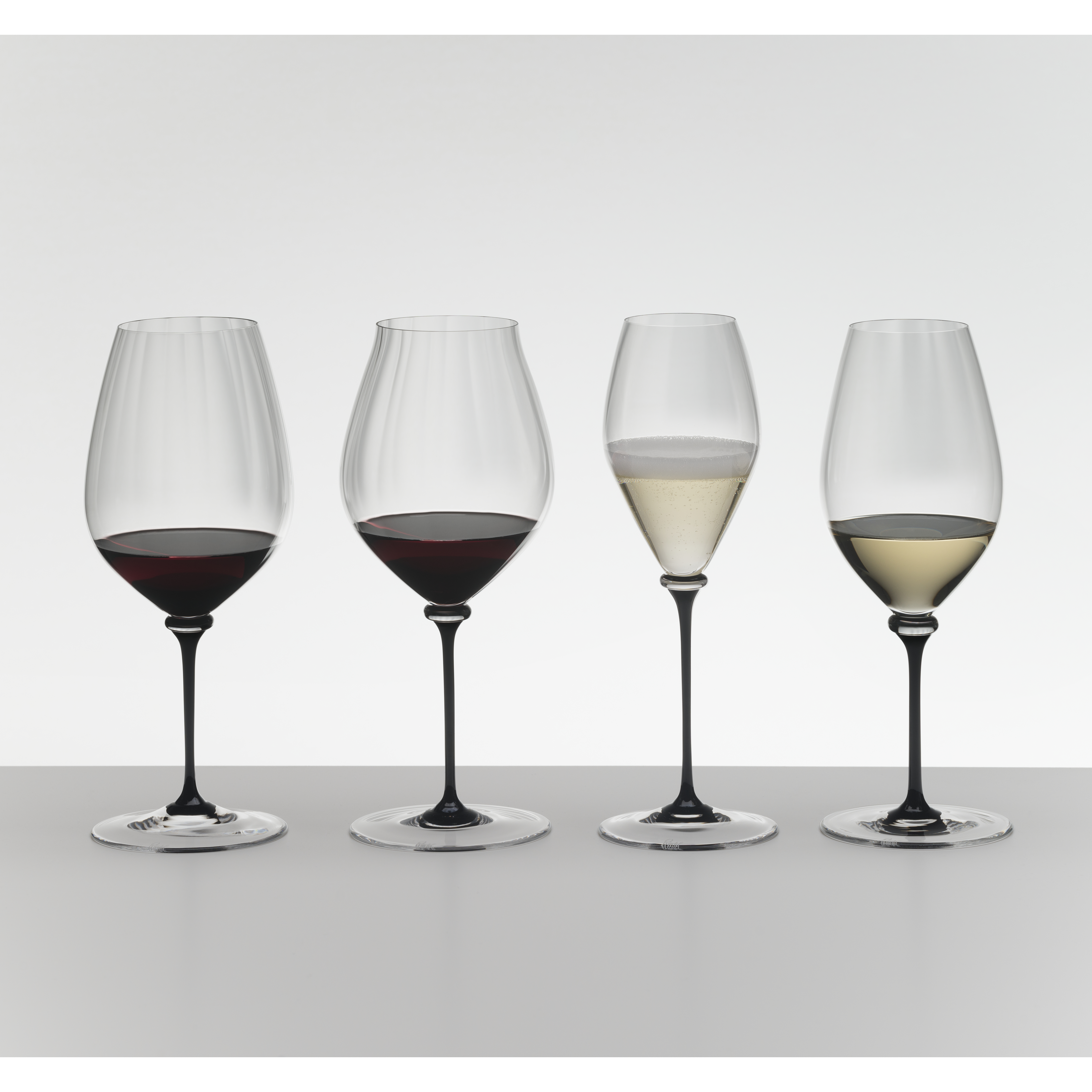 riedel-fatto-mano-performance-riesling-mondgeblazen-wijnglas-zwarte-steel
