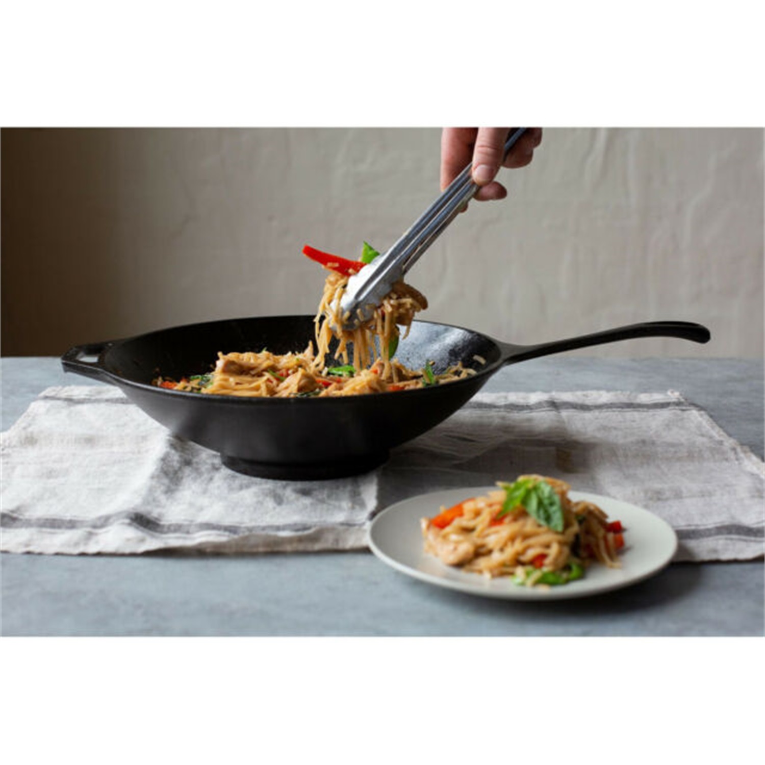 lodge-chef-style-wok-lc12sf-30-cm