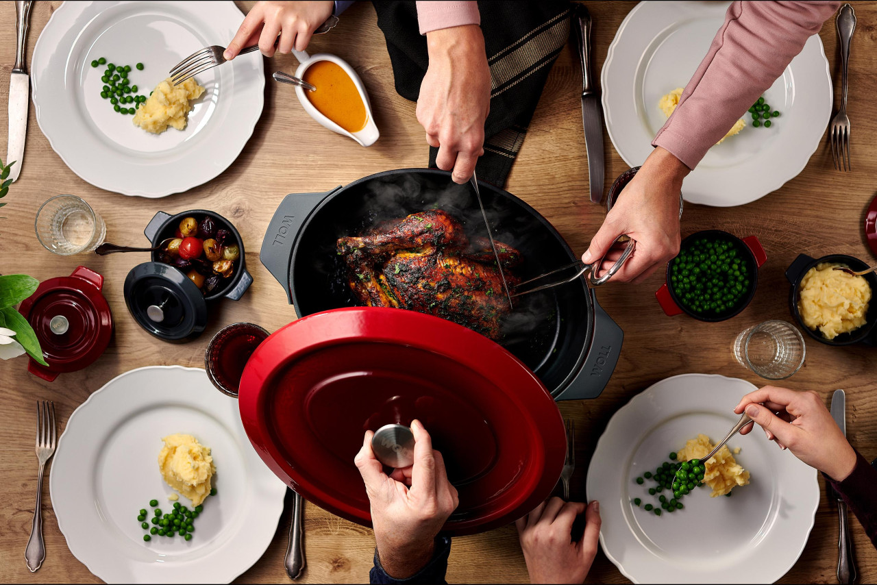 woll-iron-braadpan-ovaal-34x26cm-chili-red