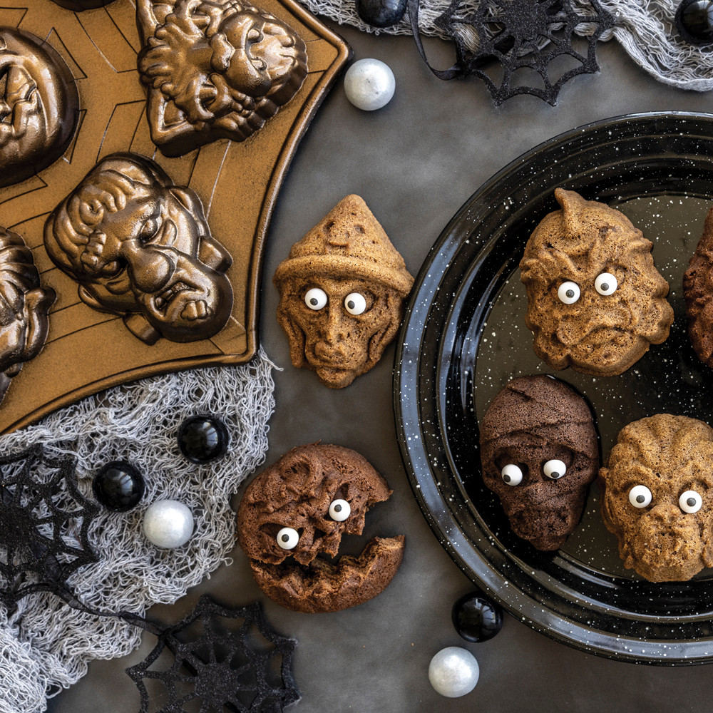 nordic-ware-monster-mask-cakelet-bakvorm-8-vaks-brons