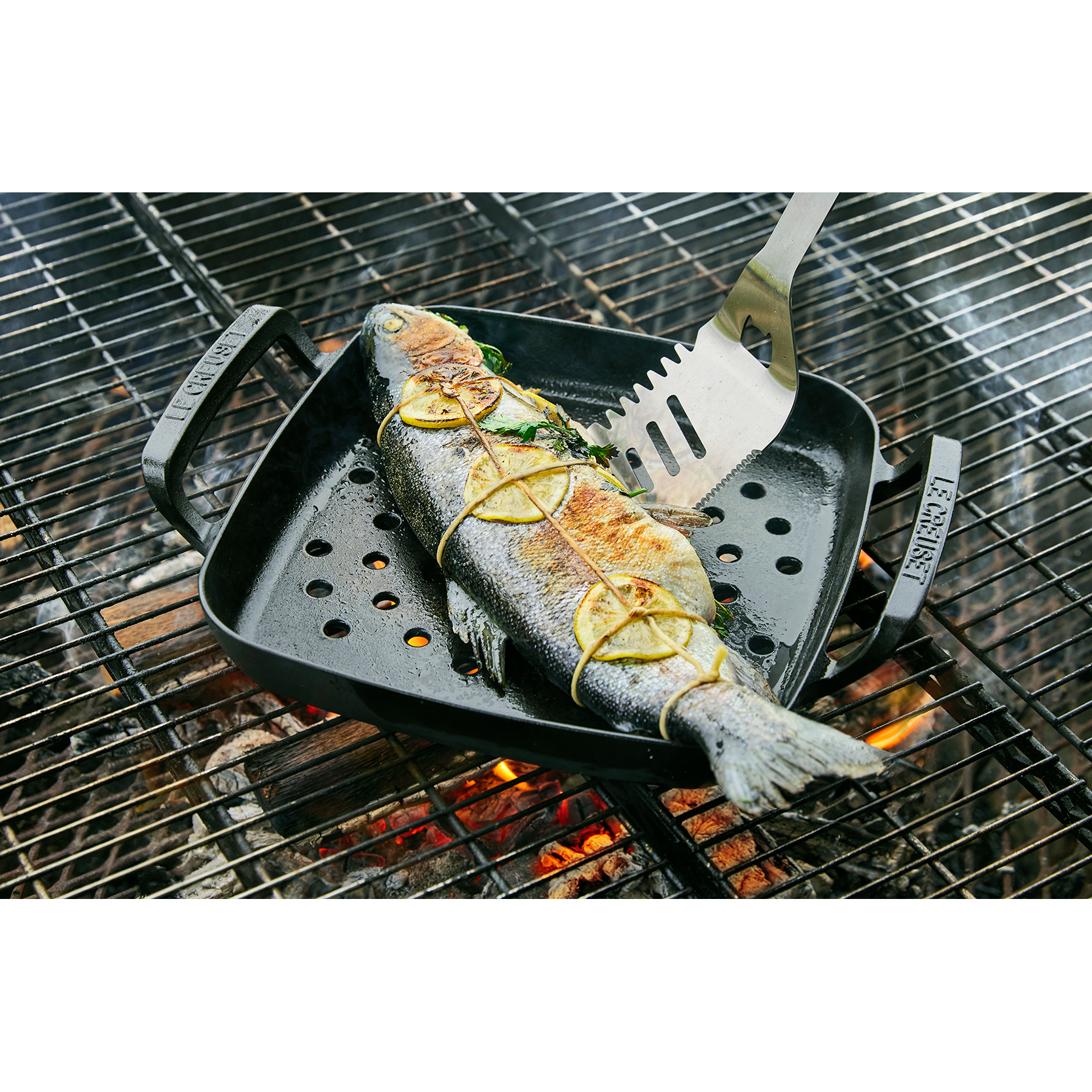 le-creuset-bbq-outdoor-grillmand-sfeer-2.jpg