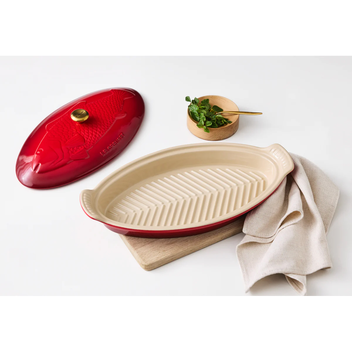 creuset-ovenschaal-vis-kersenrood-sfeer.jpg