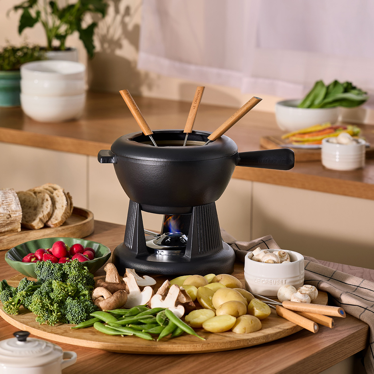 le-creuset-mode-fondueset-2l-mat-zwart-sfeer.jpg