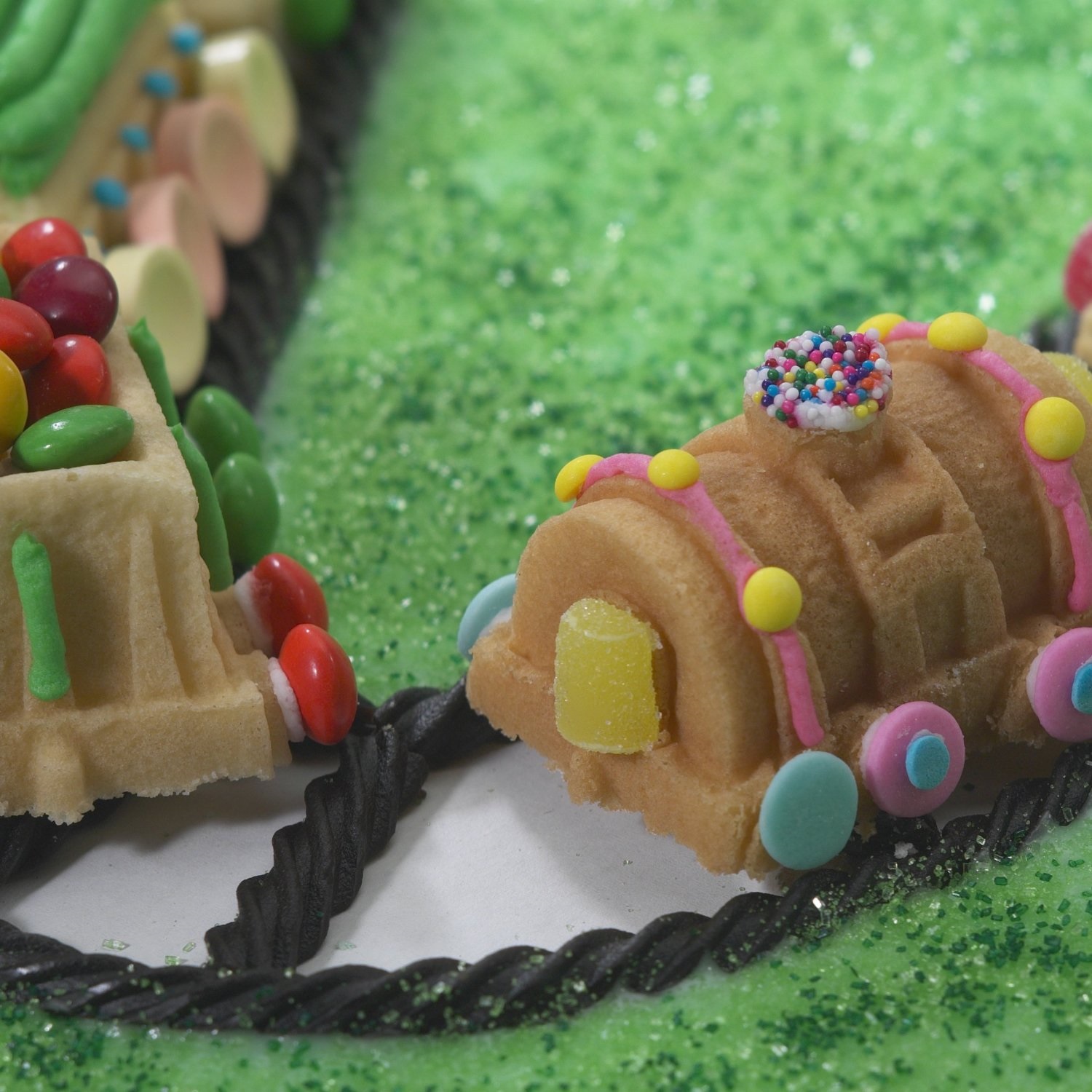 nordic-ware-train-cake-cakelet-bakvorm-9-vaks-zilver