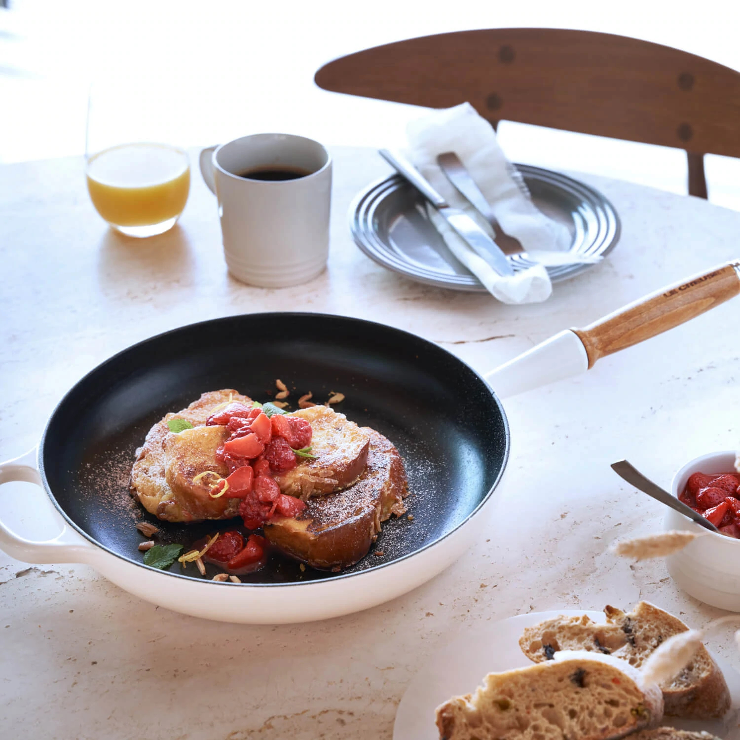 le-creuset-signature-koekenpan-met-houten-steel-28cm-meringue