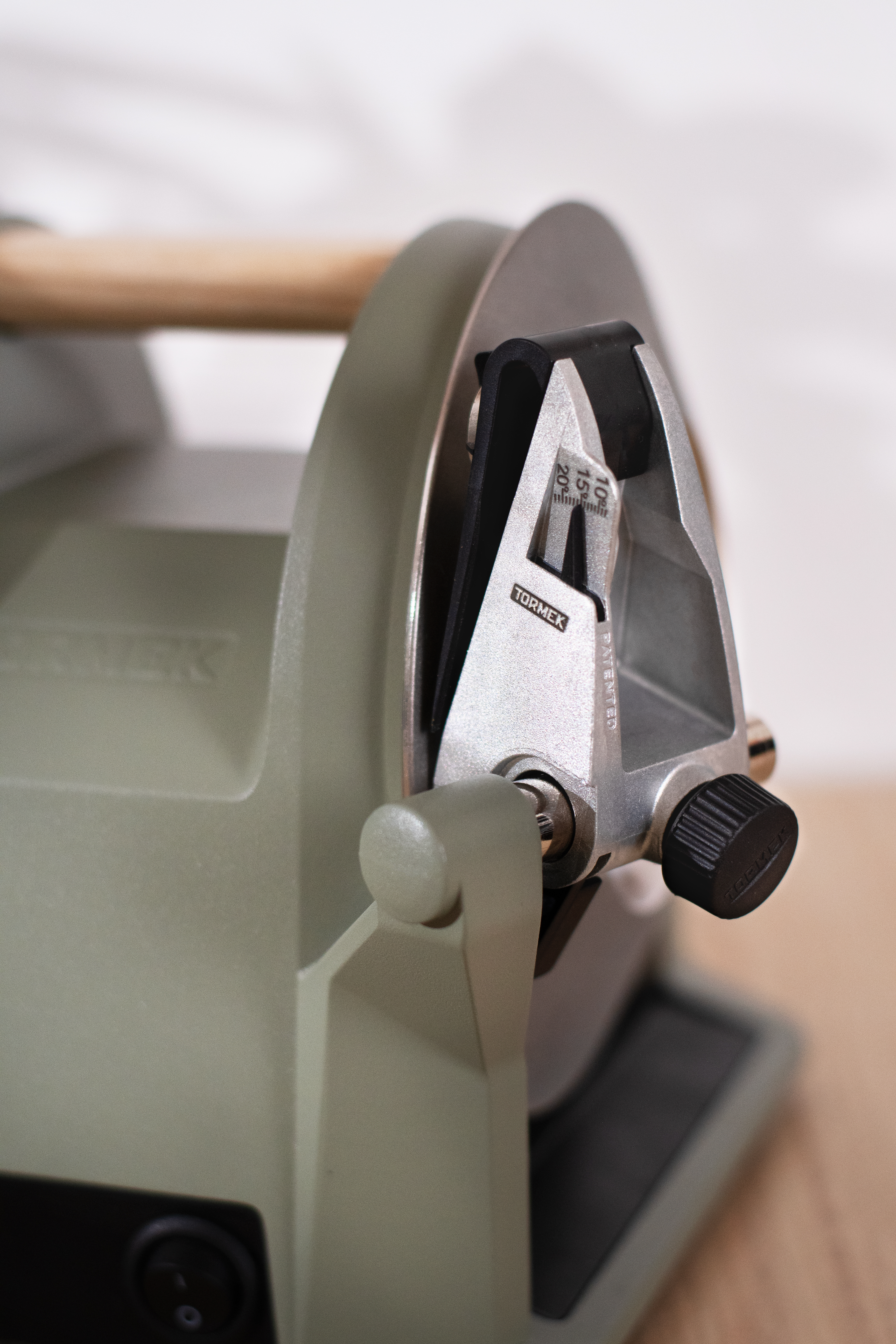 tormek-t-1-kitchen-knife-sharpener_ash-green_close-up-jig.jpg
