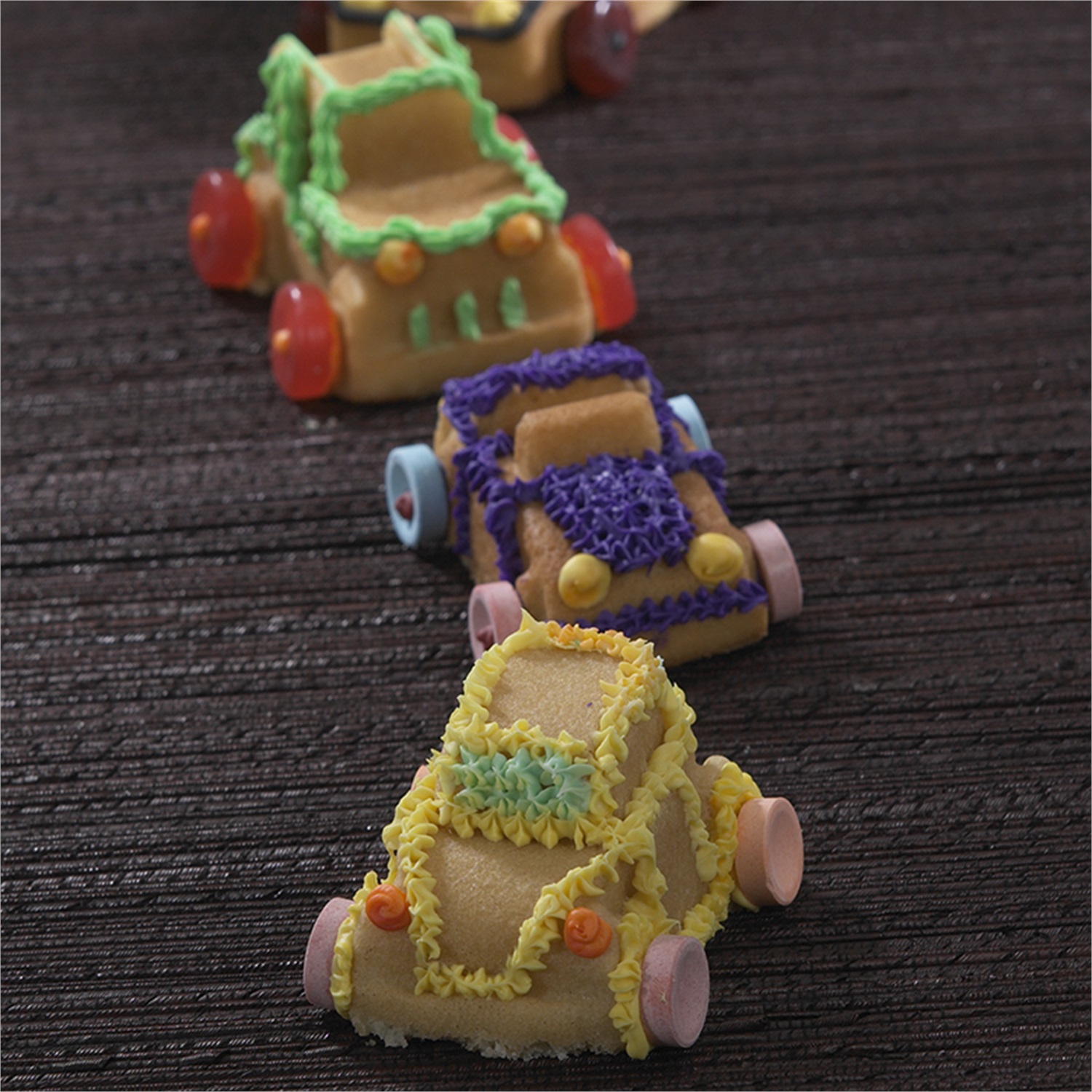 nordic-ware-sweet-rides-classic-car-cakelet-bakvorm-8-vaks-zilver
