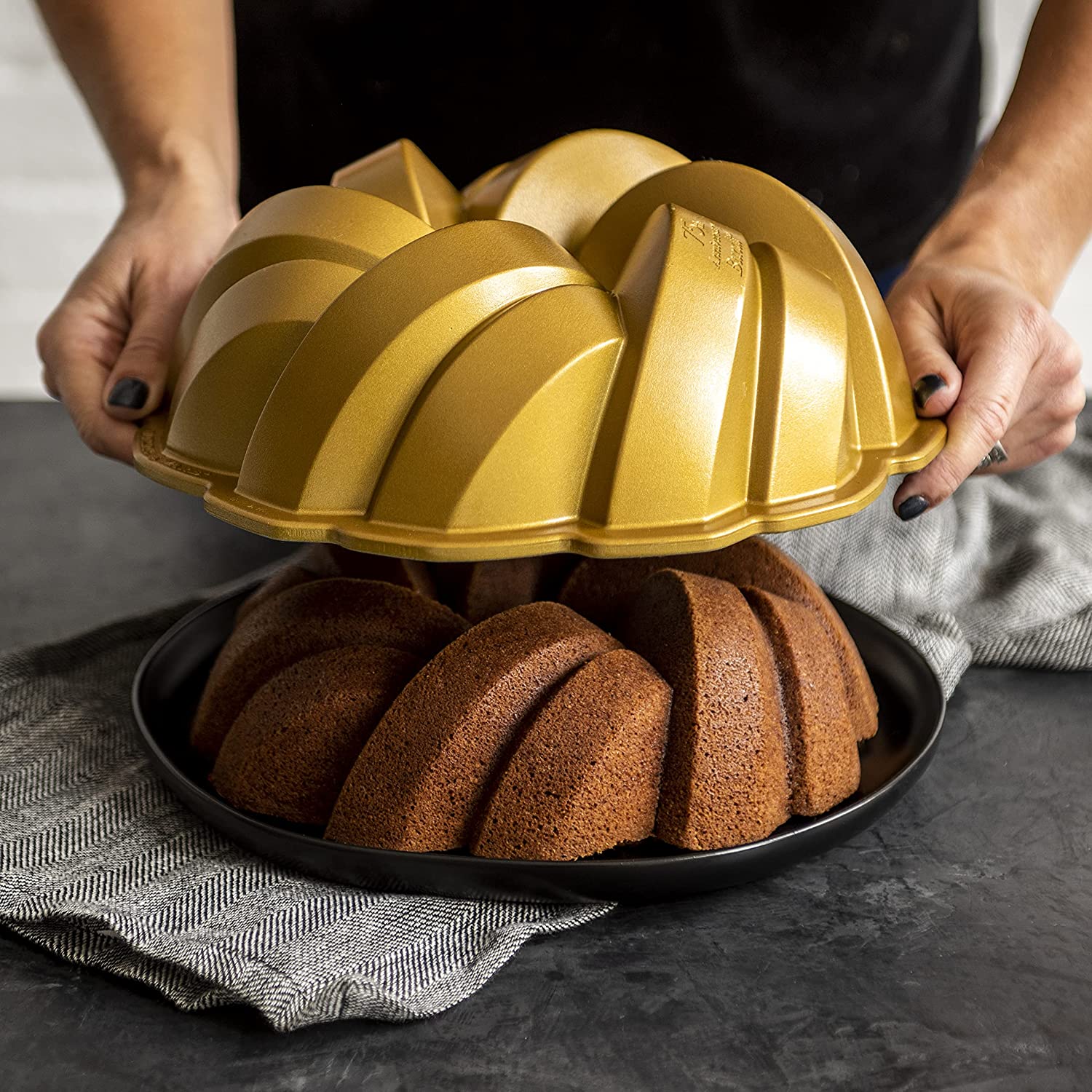 nordic-ware-braided-bundt-tulbandvorm-goud