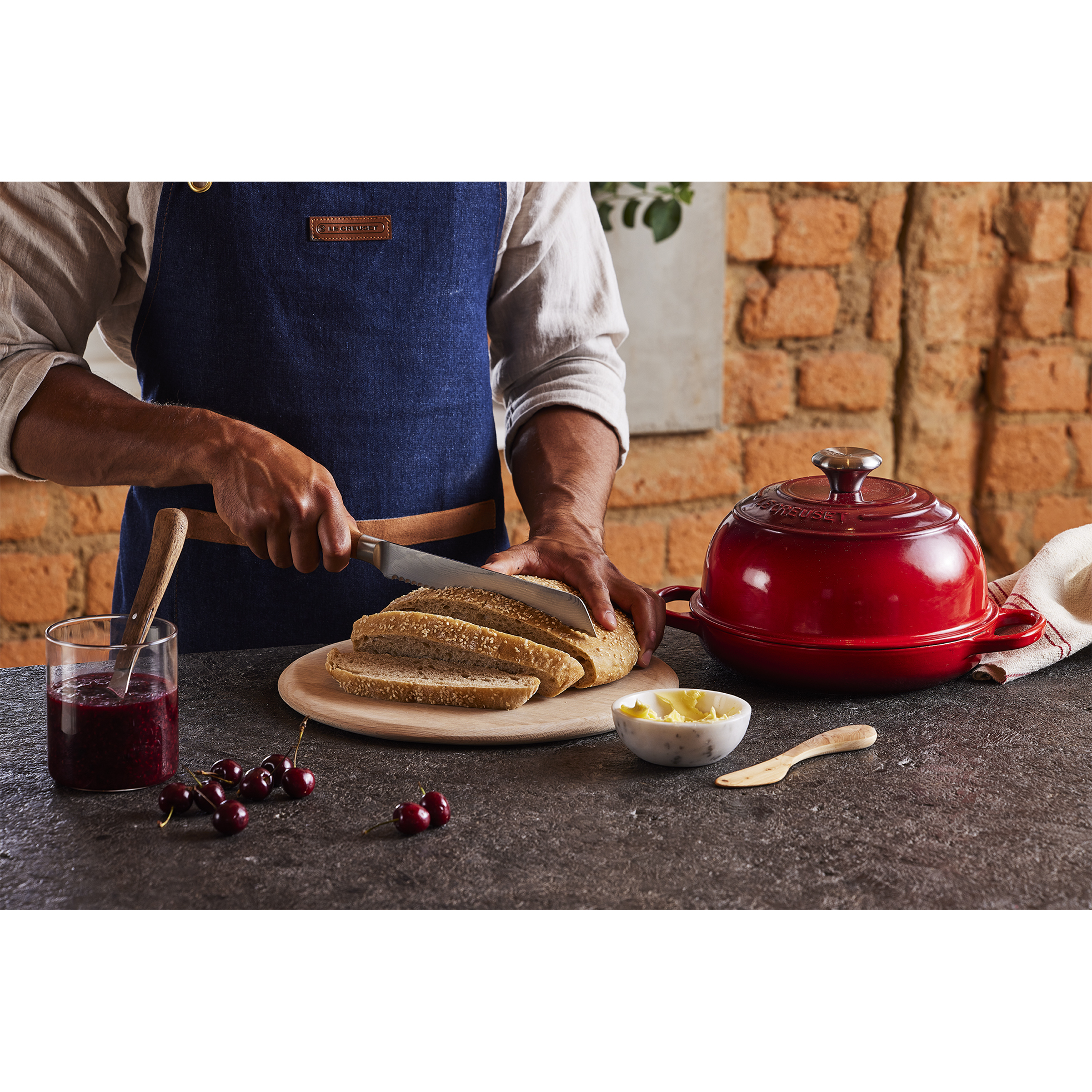 le-creuset-braadpan---sfeer---kersenrood-2