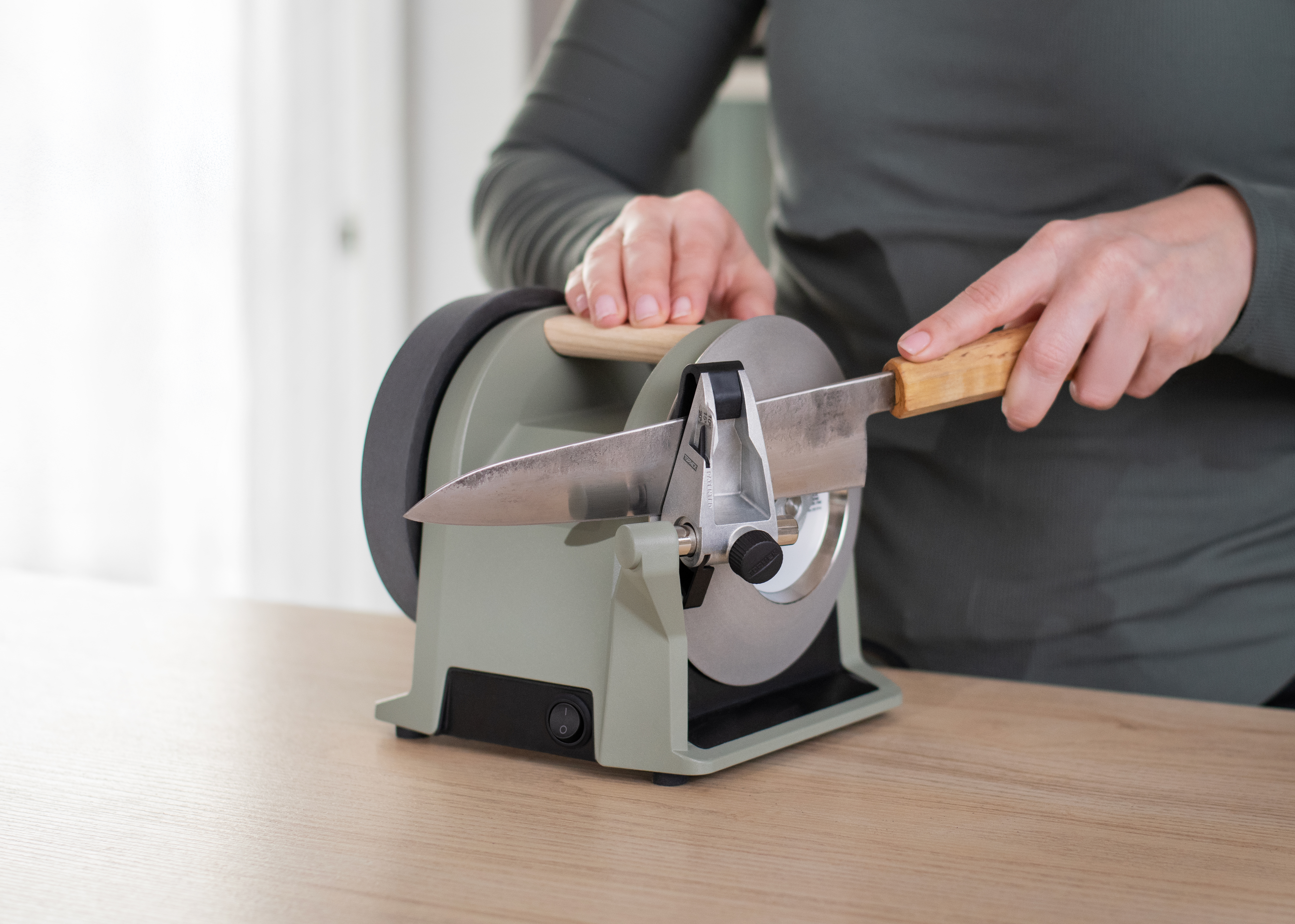 tormek-t-1-kitchen-knife-sharpener_ash-green_knife-sharpening.jpg