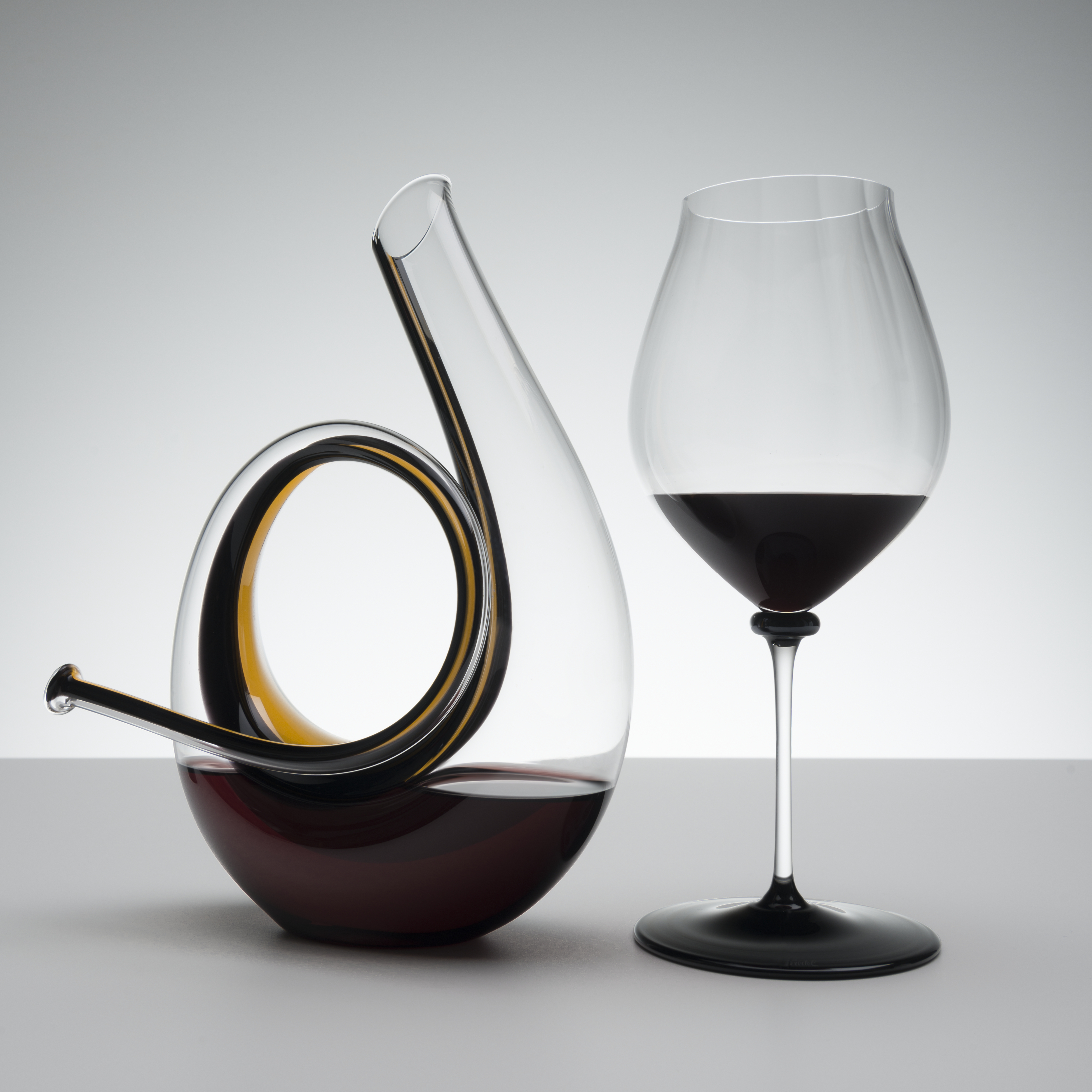 riedel-fatto-mano-performance-pinot-noir-mondgeblazen-wijnglas-zwarte-voet